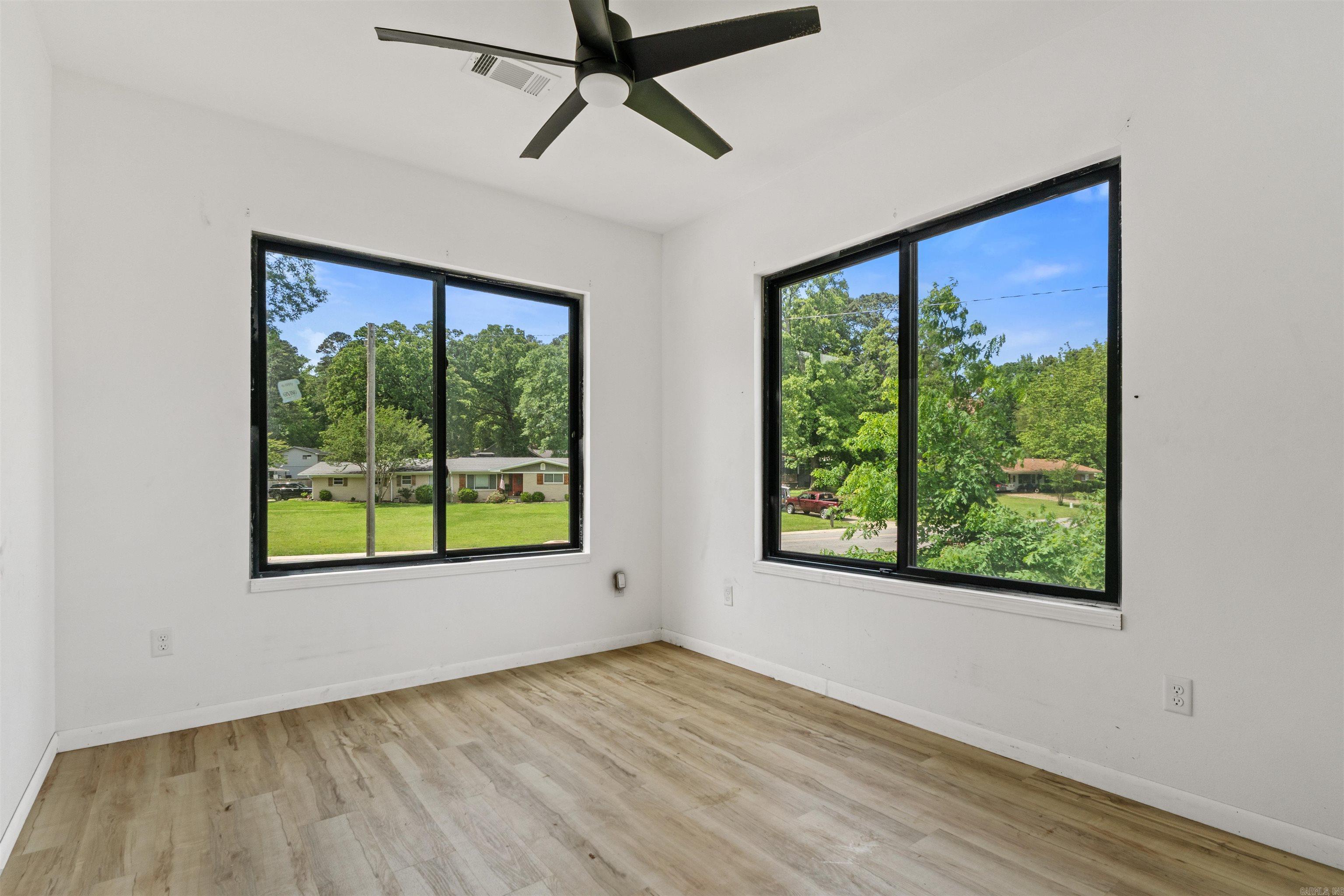 BEAUTIFUL LAKEVIEW - Residential