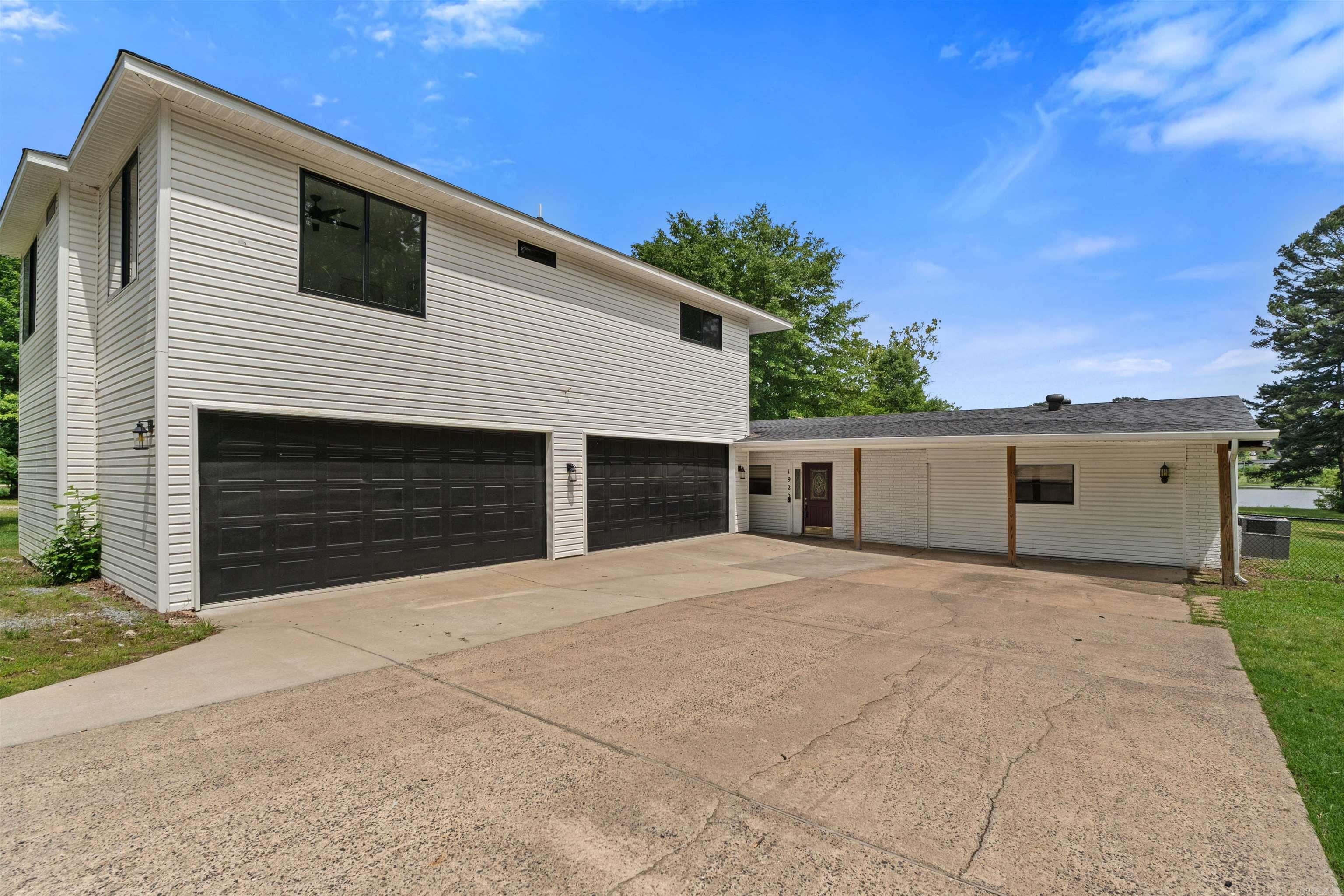 BEAUTIFUL LAKEVIEW - Residential