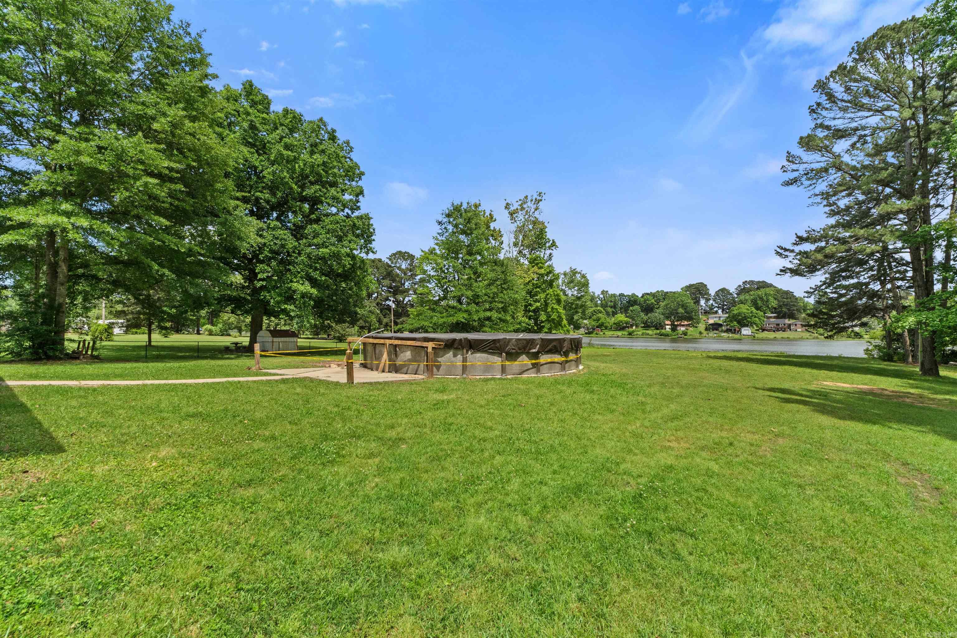 BEAUTIFUL LAKEVIEW - Residential