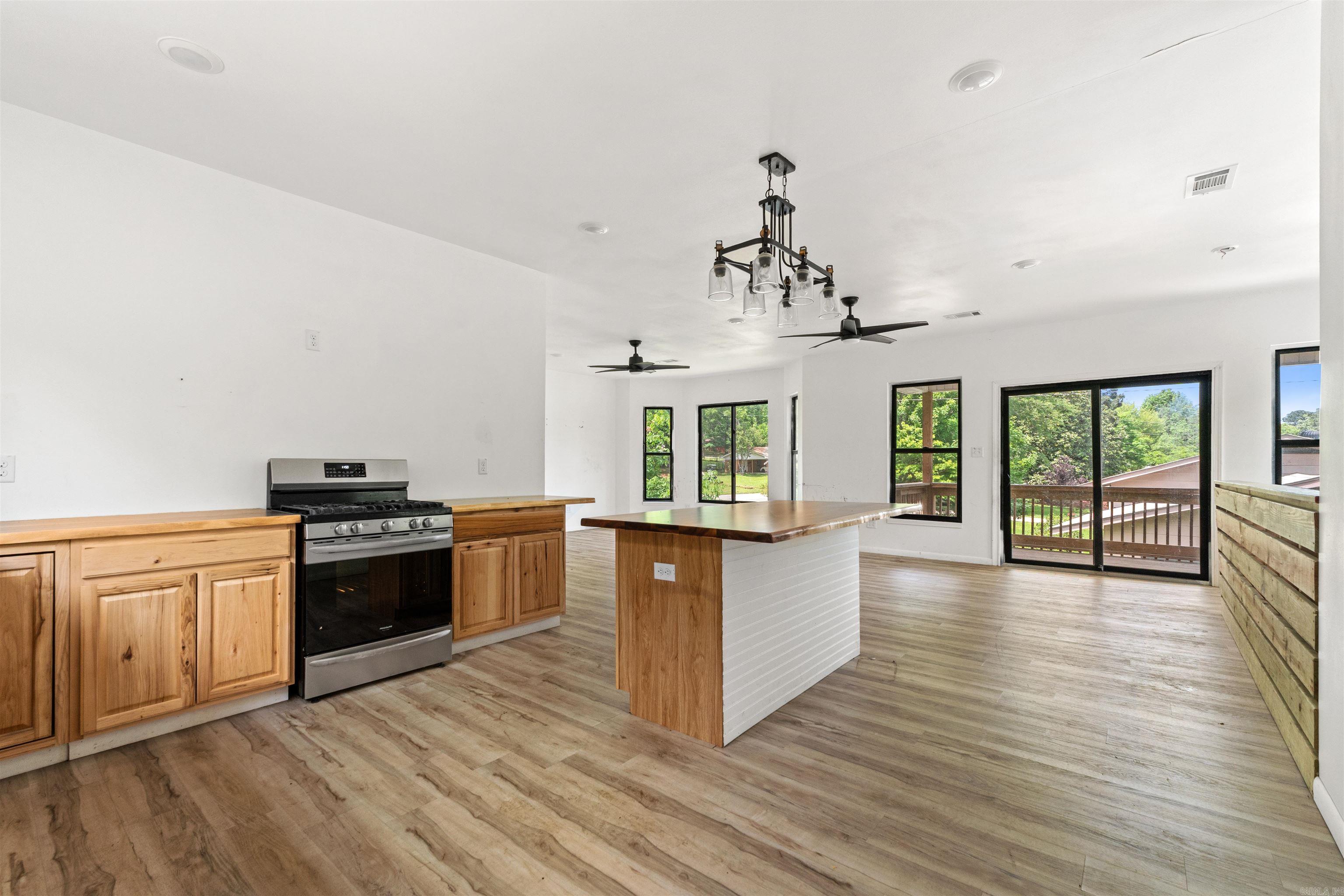 BEAUTIFUL LAKEVIEW - Residential