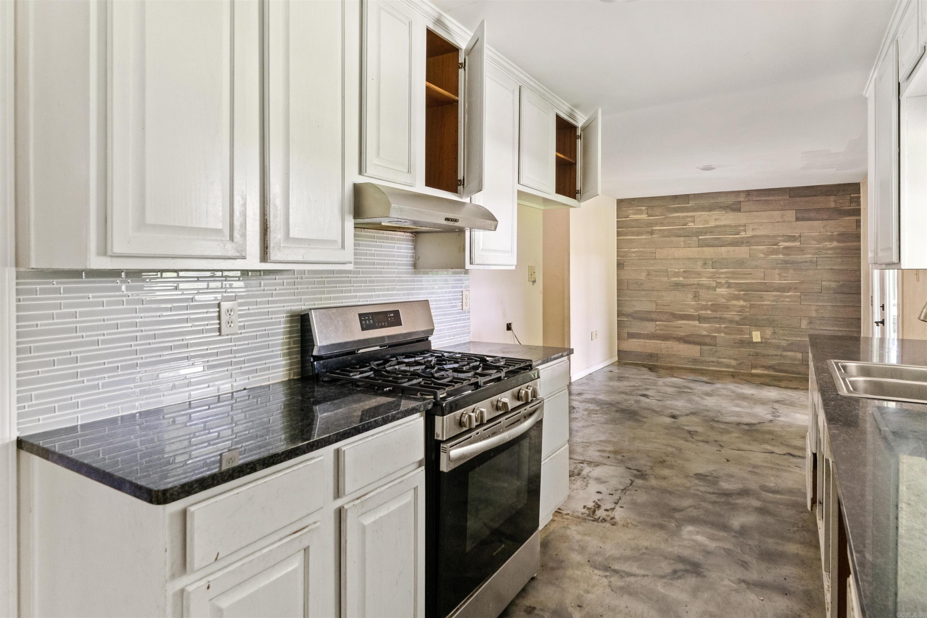 BEAUTIFUL LAKEVIEW - Residential