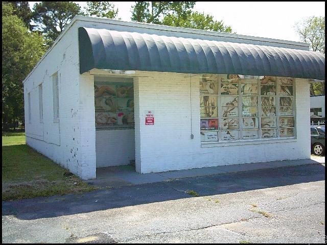 *BRYANT* PRIME COMMERCIAL SPACE IN HEART OF BRYANT!! Located On The Highly Visible N Reynolds Rd, This 1,500 Square Feet Commercial Storefront Offers An Excellent Opportunity For Retail, Office, Or Service-Based Business! Sitting On A 0.17-Acre Lot, The Property Provides Convenient Access And Strong Street Exposure In A Well-Trafficked Area Of Bryant! With Flexible Open Space, This Property Can Be Customized To Fit A Variety Of Business Needs! Its Central Location Places It Within Minutes of I-30, Downtown Bryant, And The Greater Metro Little Rock, Making It Easily Accessible For Both Customers And Employees! Whether You Are Looking To Launch A New Venture Or Expand Your Current Operations, This Space Delivers The Visibility, Convenience, And Potential To Support Your Business Success!! AVAILABLE EARLY SEPTEMBER 2025!!!