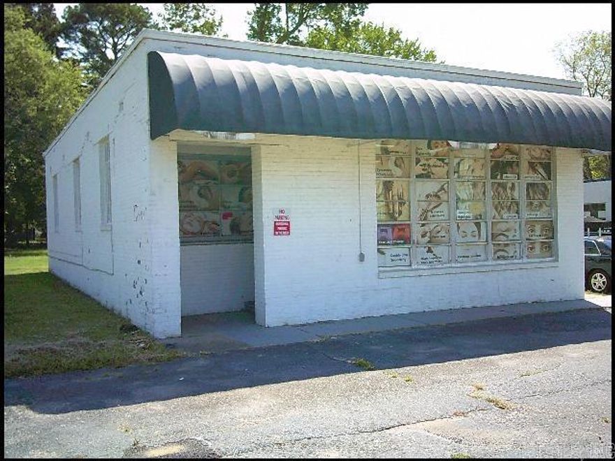*BRYANT* PRIME COMMERCIAL SPACE IN HEART OF BRYANT!! Located On The Highly Visible N Reynolds Rd, This 1,500 Square Feet Commercial Storefront Offers An Excellent Opportunity For Retail, Office, Or Service-Based Business! Sitting On A 0.17-Acre Lot, The Property Provides Convenient Access And Strong Street Exposure In A Well-Trafficked Area Of Bryant! With Flexible Open Space, This Property Can Be Customized To Fit A Variety Of Business Needs! Its Central Location Places It Within Minutes of I-30, Downtown Bryant, And The Greater Metro Little Rock, Making It Easily Accessible For Both Customers And Employees! Whether You Are Looking To Launch A New Venture Or Expand Your Current Operations, This Space Delivers The Visibility, Convenience, And Potential To Support Your Business Success!! AVAILABLE NOW!!! <a href='https://raineyrealty.com/virtualtour.php?r=kGah8w'> Click here for a 360° Virtual Tour</a>