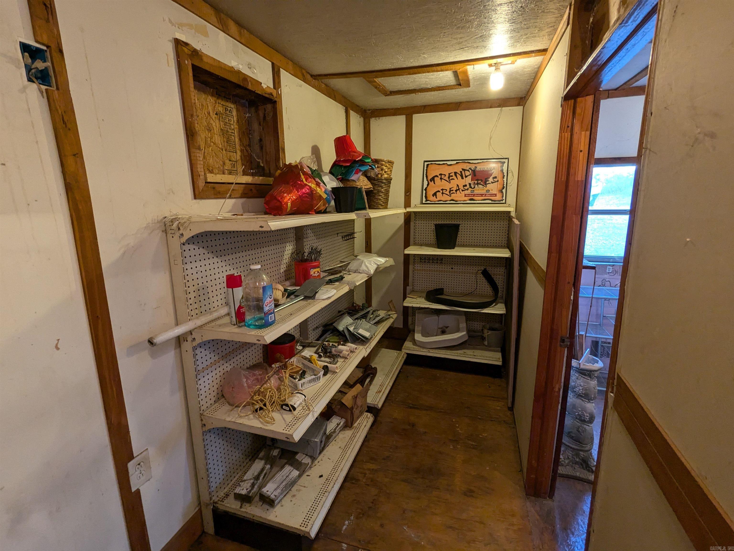 Country - Commercial Sale