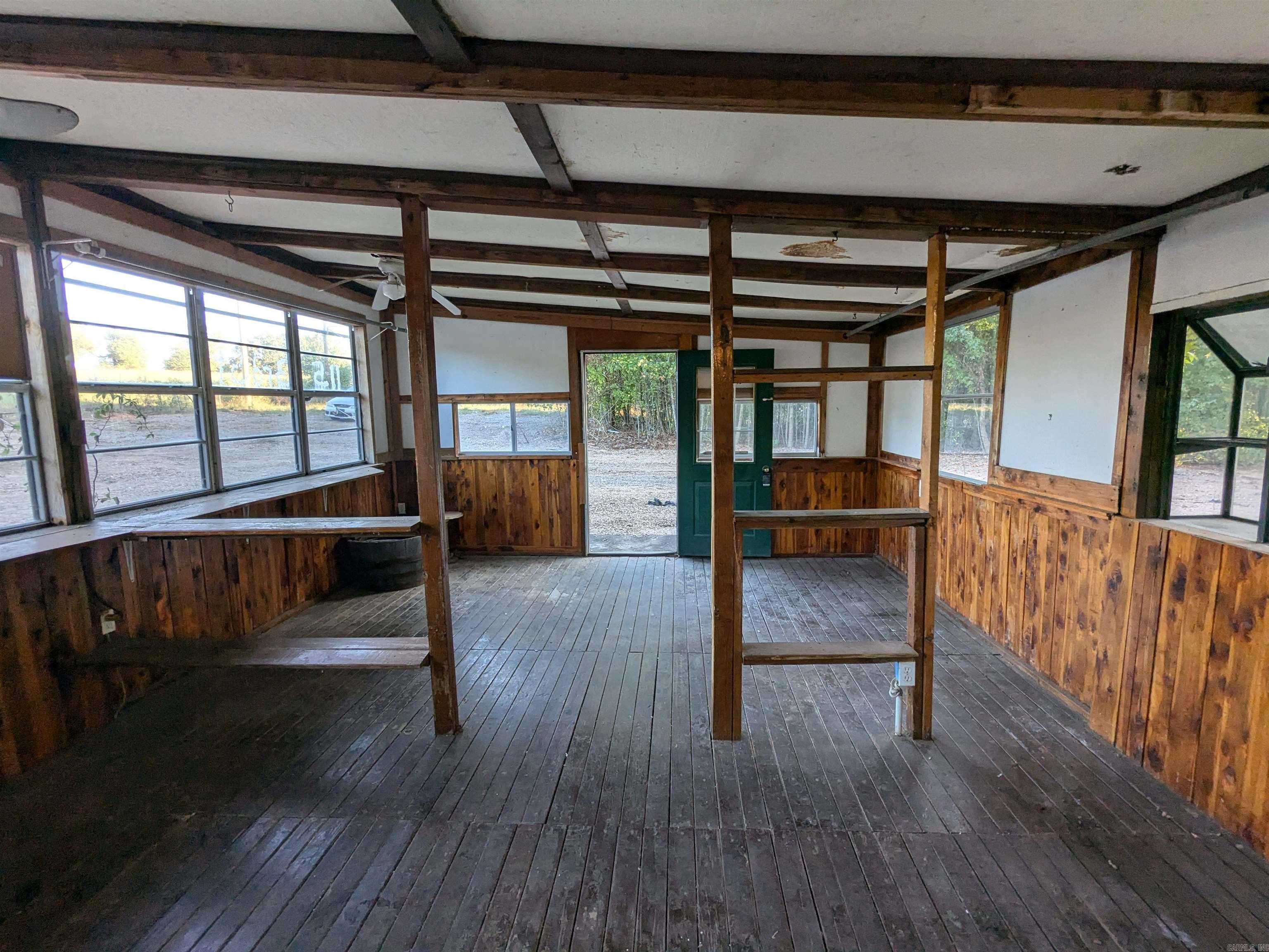 Country - Commercial Sale