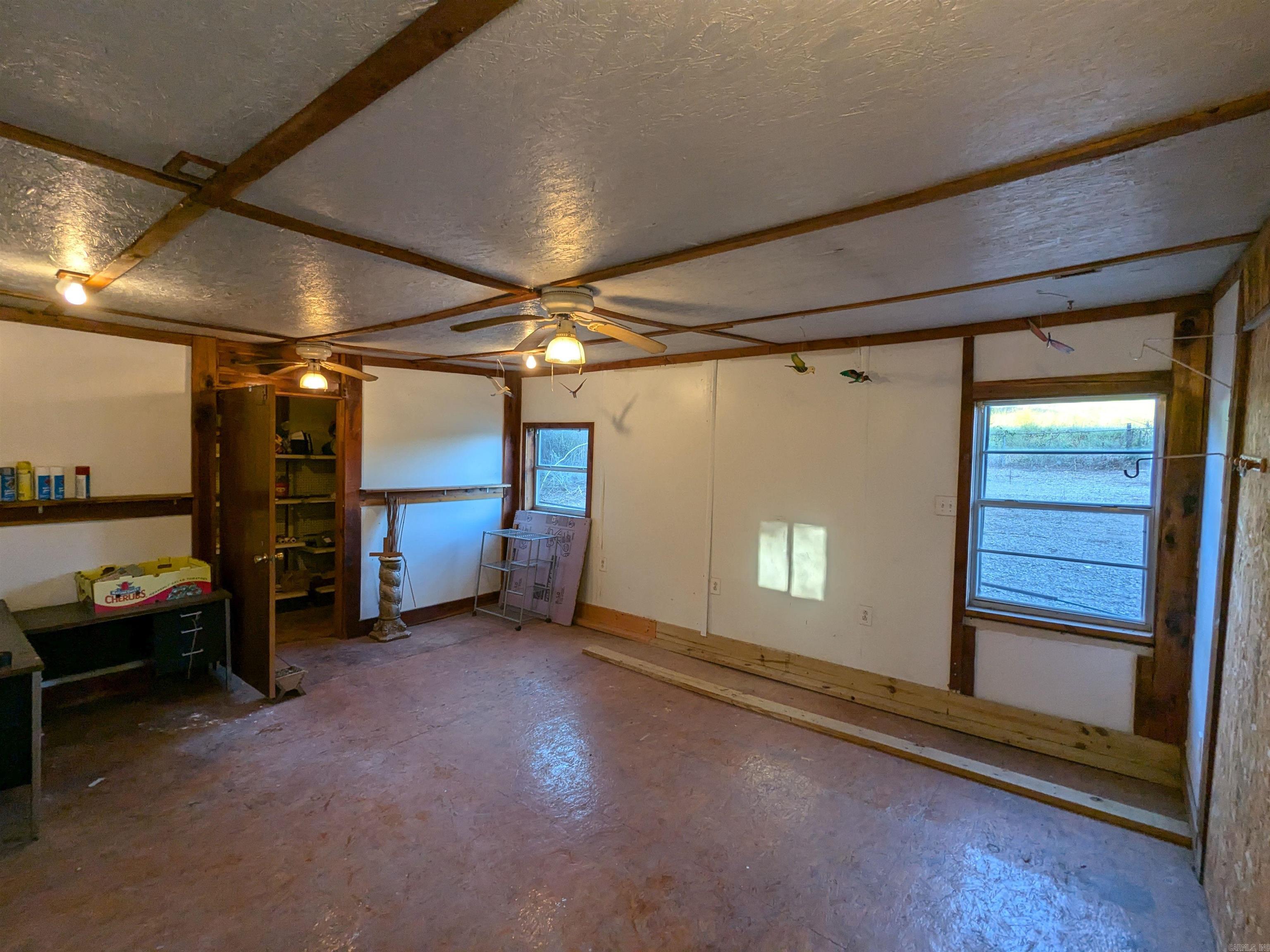 Country - Commercial Sale