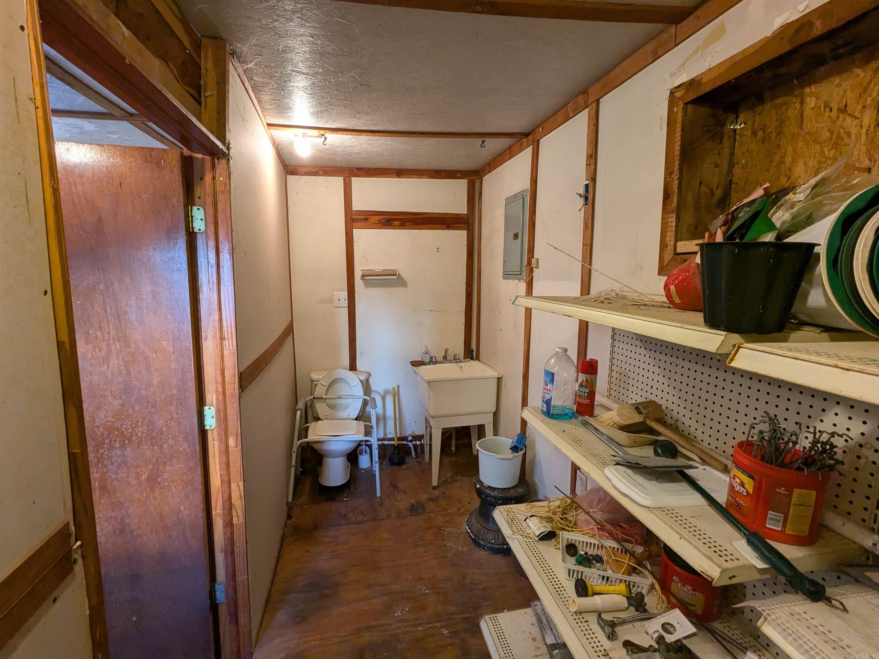 Country - Commercial Sale