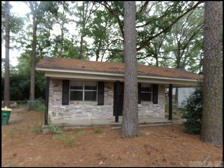*LITTLE ROCK* COZY HOME IN STARDUST VILLAGE NEIGHBORHOOD!! This 3 Bedroom And 1 Bath Home Features A Fenced In Backyard!! Carport For Parking!! Central Heat And Air!! Gas Stove and Fridge Included!! PET FRIENDLY!!! AVAILABLE NOW!!<a href='https://raineyrealty.com/virtualtour.php?r=8qb7ws'> Click here for a 360° Virtual Tour</a>