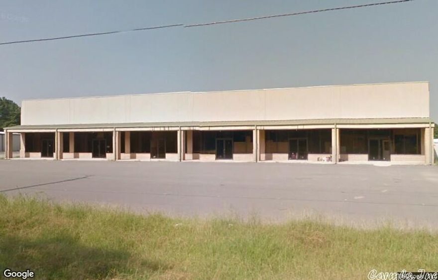 Great Shopping Center Investment! High Traffic Visibility!!