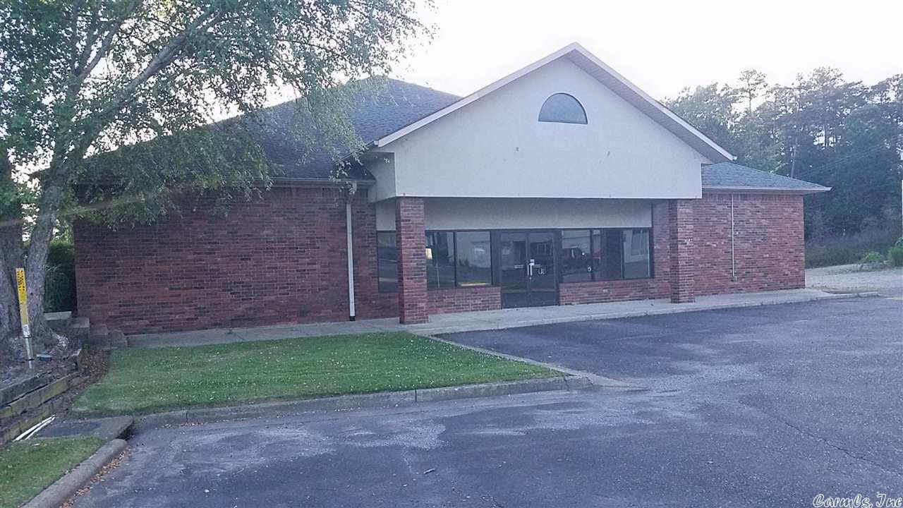 Large open floor plan building can be subdivided or leased in its entirety. Located outside of Hot Springs Village gates. Owner / Landlord is open to all offers. There is a $2.20psf CAM charge.
