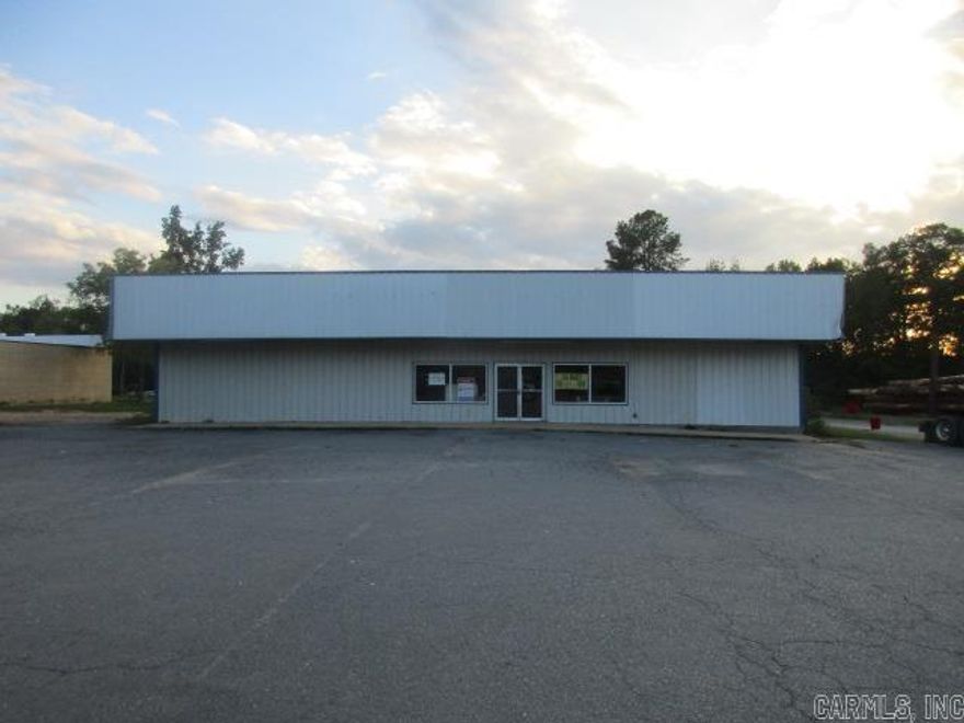 Huge, open building that was once the Dollar Store.  This store has windows facing the parking lot.  Two bathrooms.  This building could have many uses.  Building could be used for city or county offices.  Could be divided up for individual offices for rent.  Could be used for church, dance studio, plumbing office, retail store, many other possibilities. Call today for your personal tour.