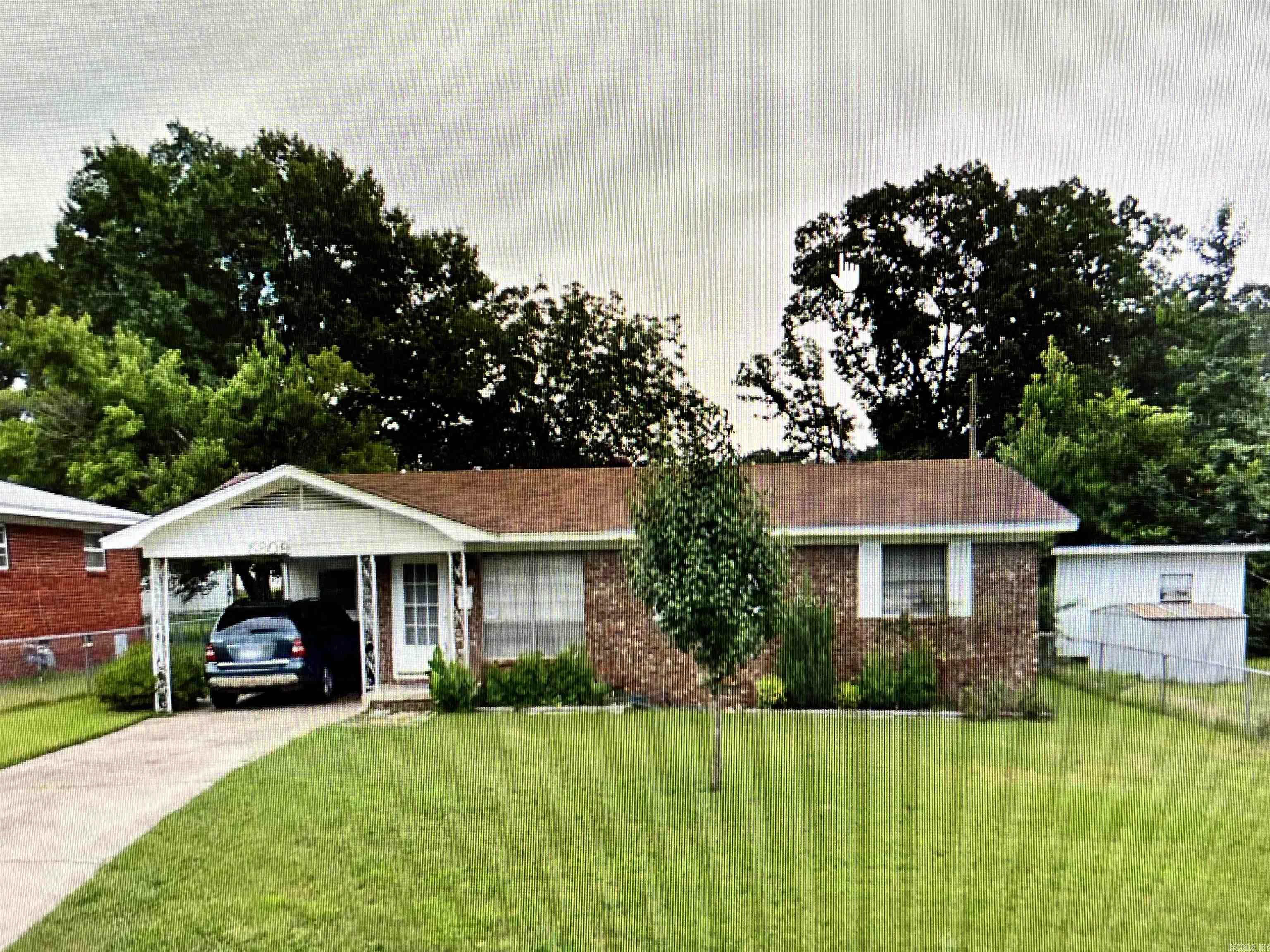 Cozy one level home on quiet street. Close to shopping, UALR & easy access to highway and main streets. Close to bus line.