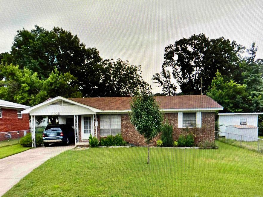 Cozy one level home on quiet street. Close to shopping, UALR & easy access to highway and main streets.  Close to bus line.