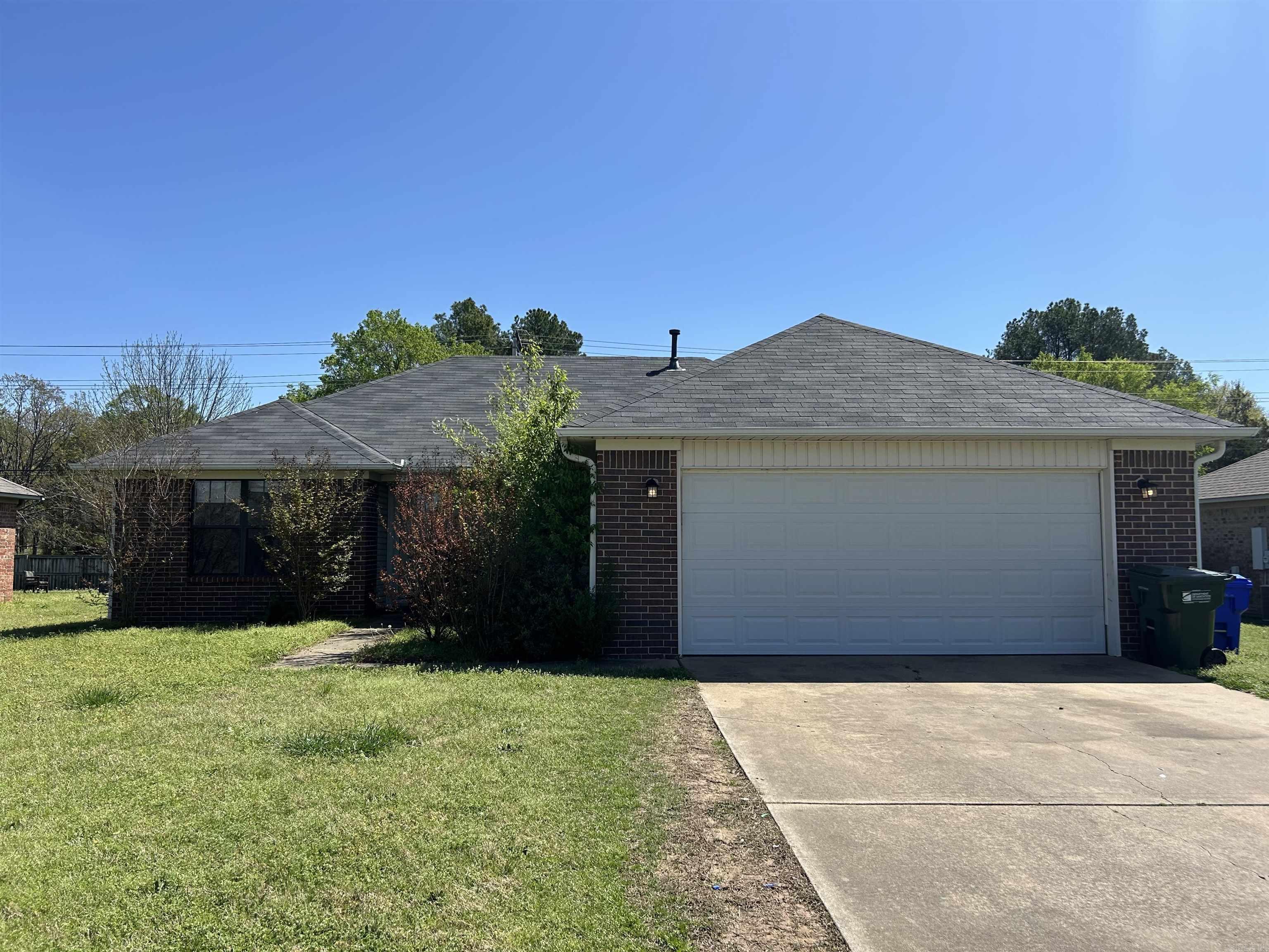 Charming home available in the desirable Nichole’s Place subdivision of Conway! This lovely house features 3 bedrooms, 2 bathrooms, and offers a comfortable 1,222 square feet of living space. Don’t miss out on this fantastic opportunity to make this charming home yours! Schedule your viewing today!