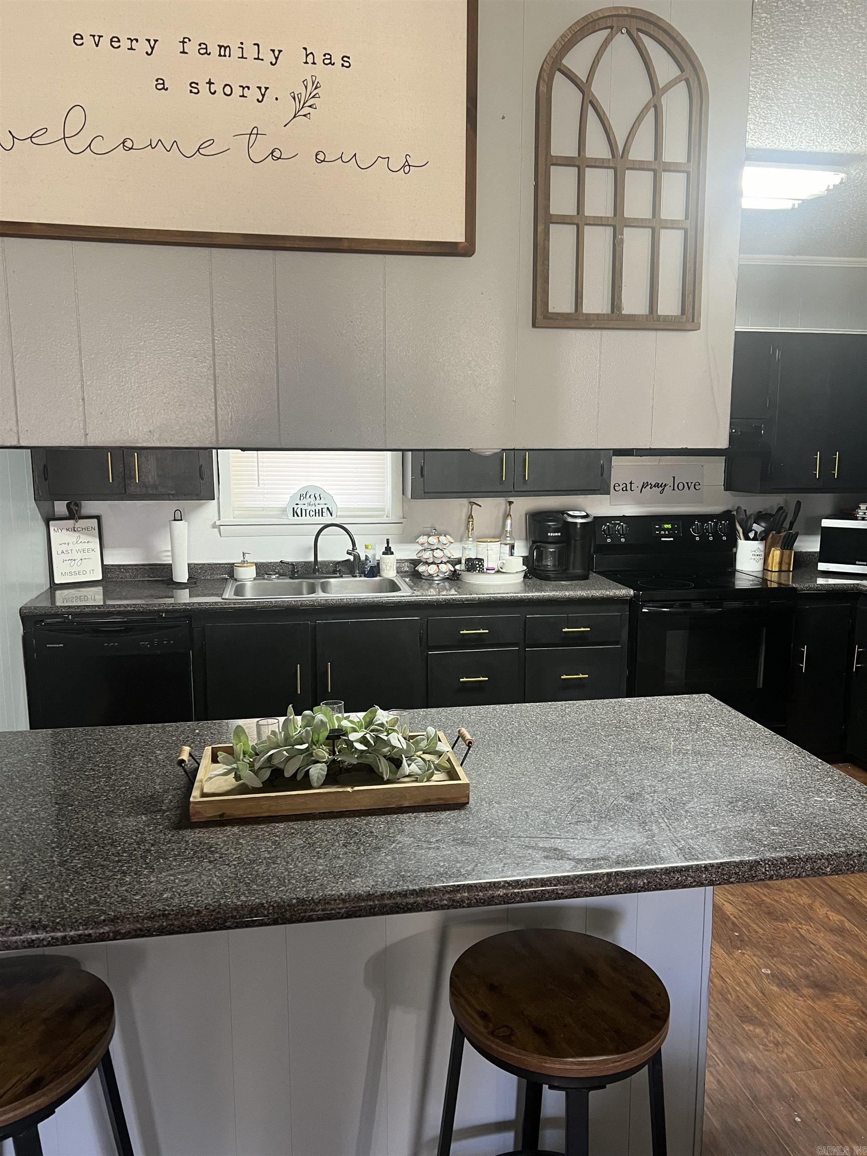 MOORES COUNTRY CLUB - Residential