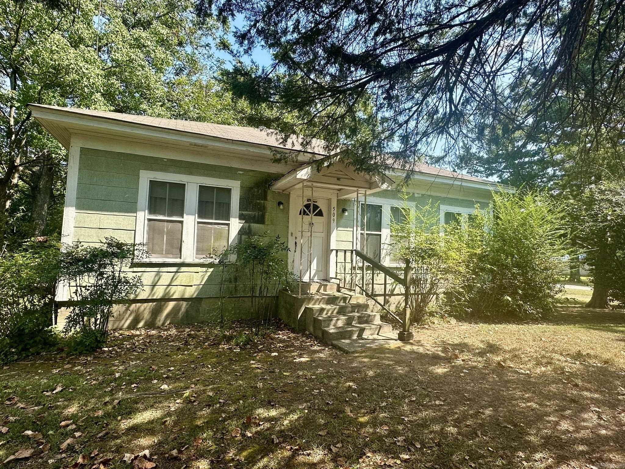 Looking for a fixer upper? This one needs some TLC but could be a great investment property! Located on Pine Street in Crossett on a corner lot. 3 bedrooms and 2 bathrooms, office, two living spaces, two car garage. Property is being sold "AS IS". It will not qualify for VA, Rural, or FHA loan. Call or text me for more details or to schedule a tour of this property.