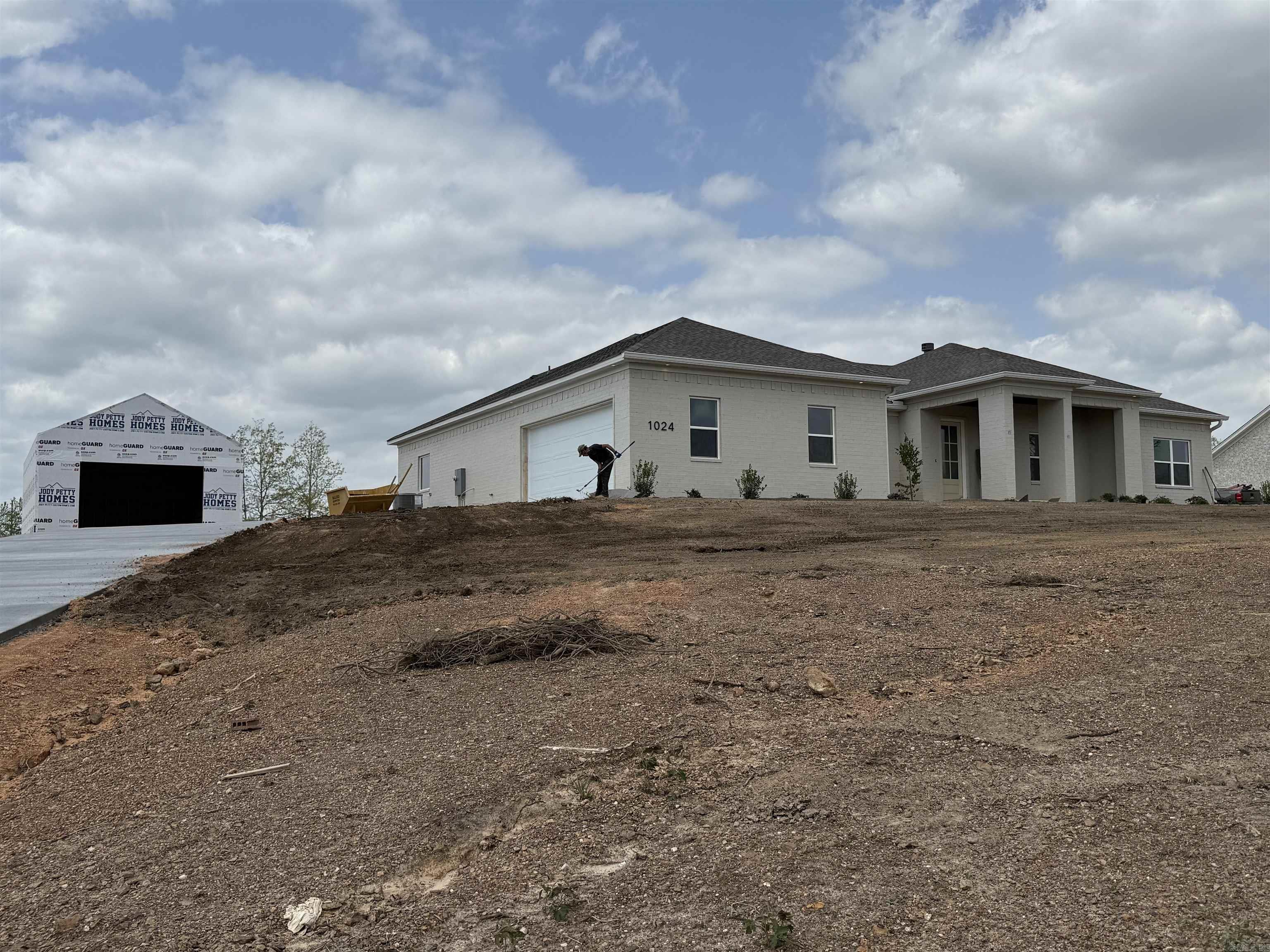 4 bedroom, 2.5 Bath New Construction! Home offers a open floor plan, office, custom cabinets. Nice walk in pantry, Large windows to allow for natural lighting. Side loading garage, will also have a 20X30 Shop!!!