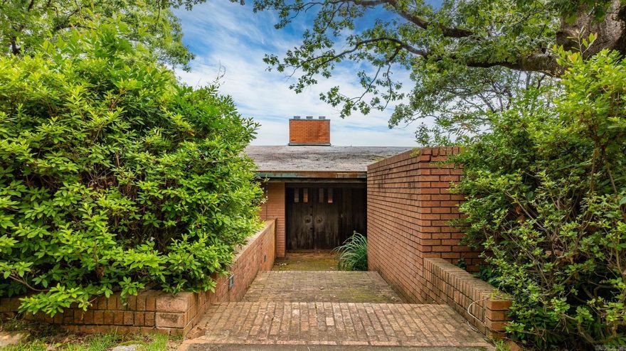 Spectacular Palisades home! The ultimate setting in Little Rock with unparalleled river views situated on large estate lot. Fabulous location for family living and entertaining friends. Quality built home with primary and guest on the main level. Floor to ceiling windows in the grand living and banquet dining.  Lower level entertainment area along with three additional bedroom suites. Unlimited potential and extraordinary opportunity!