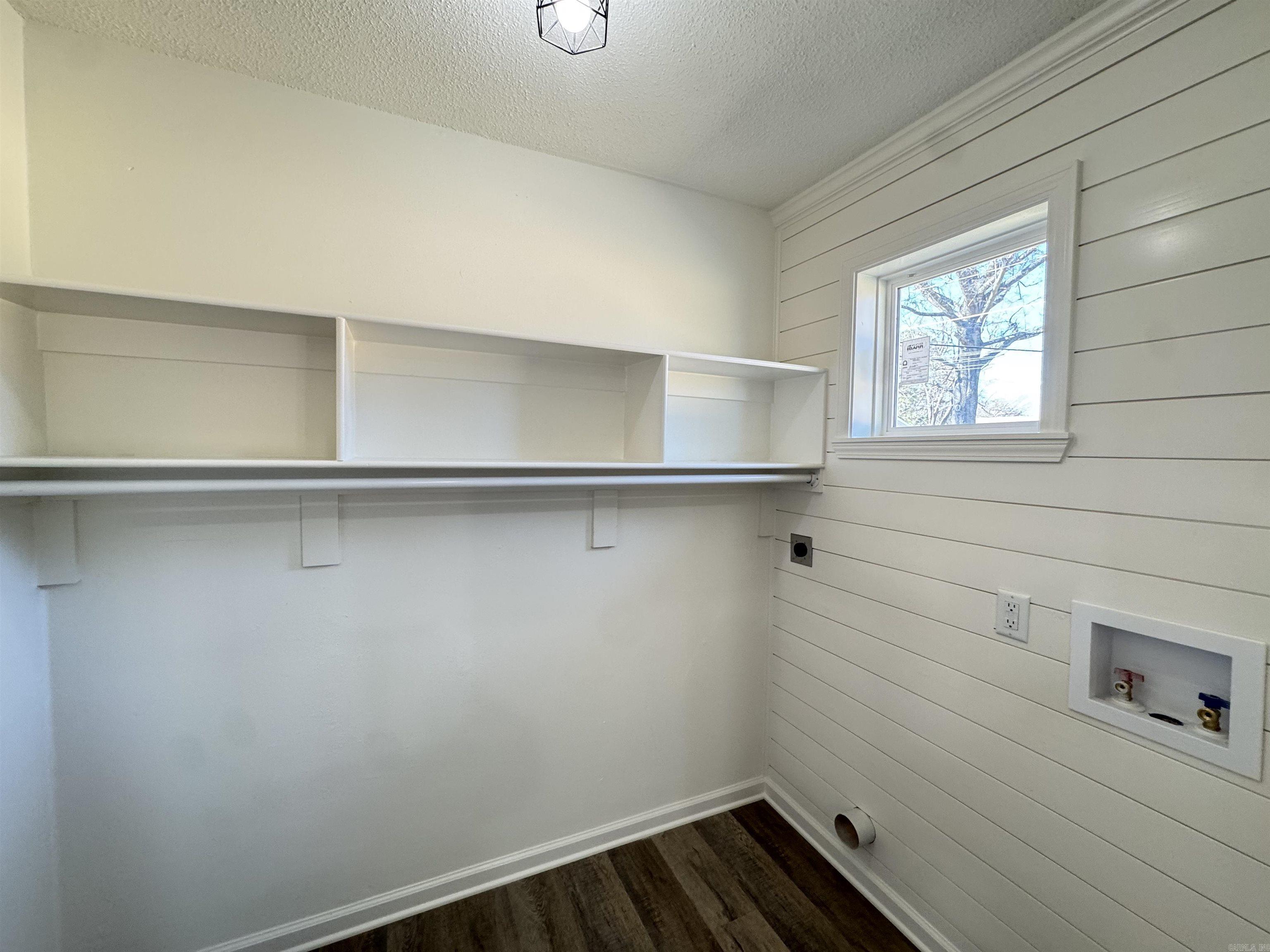 TOWERING OAKS - Residential