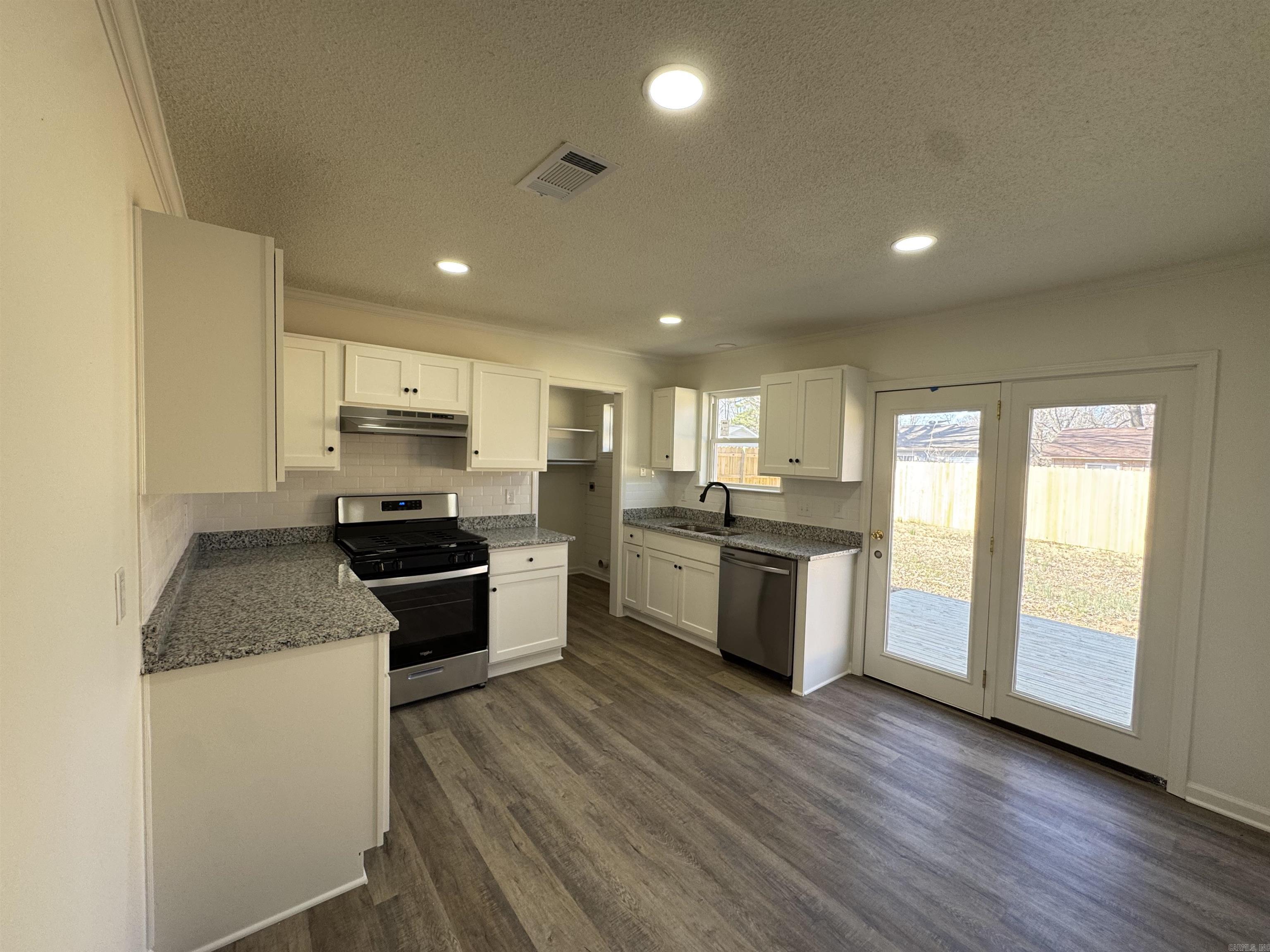 TOWERING OAKS - Residential