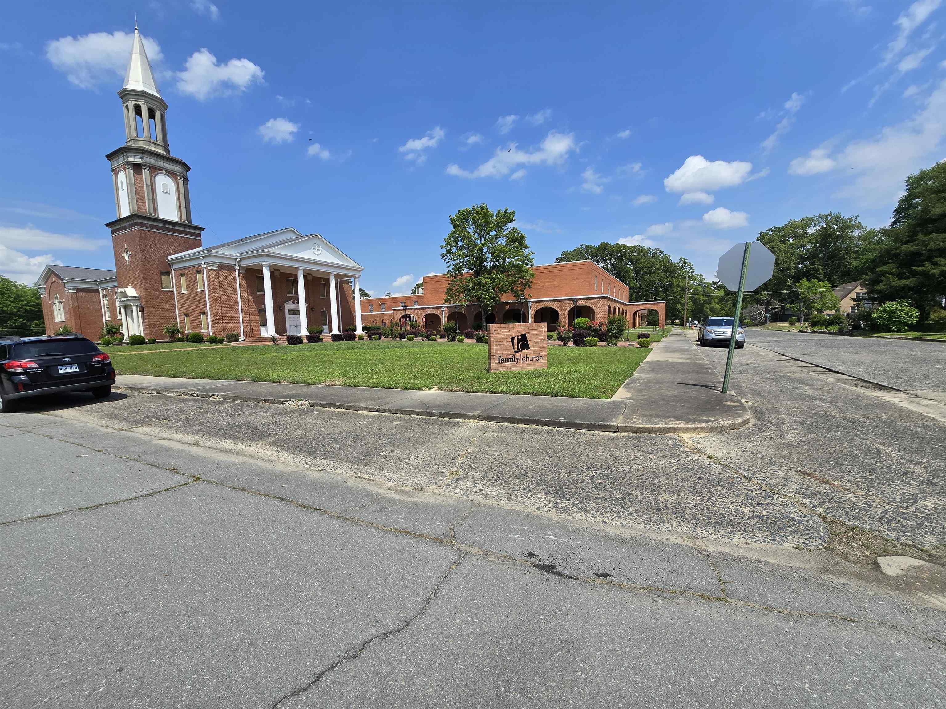 Main image without alt text