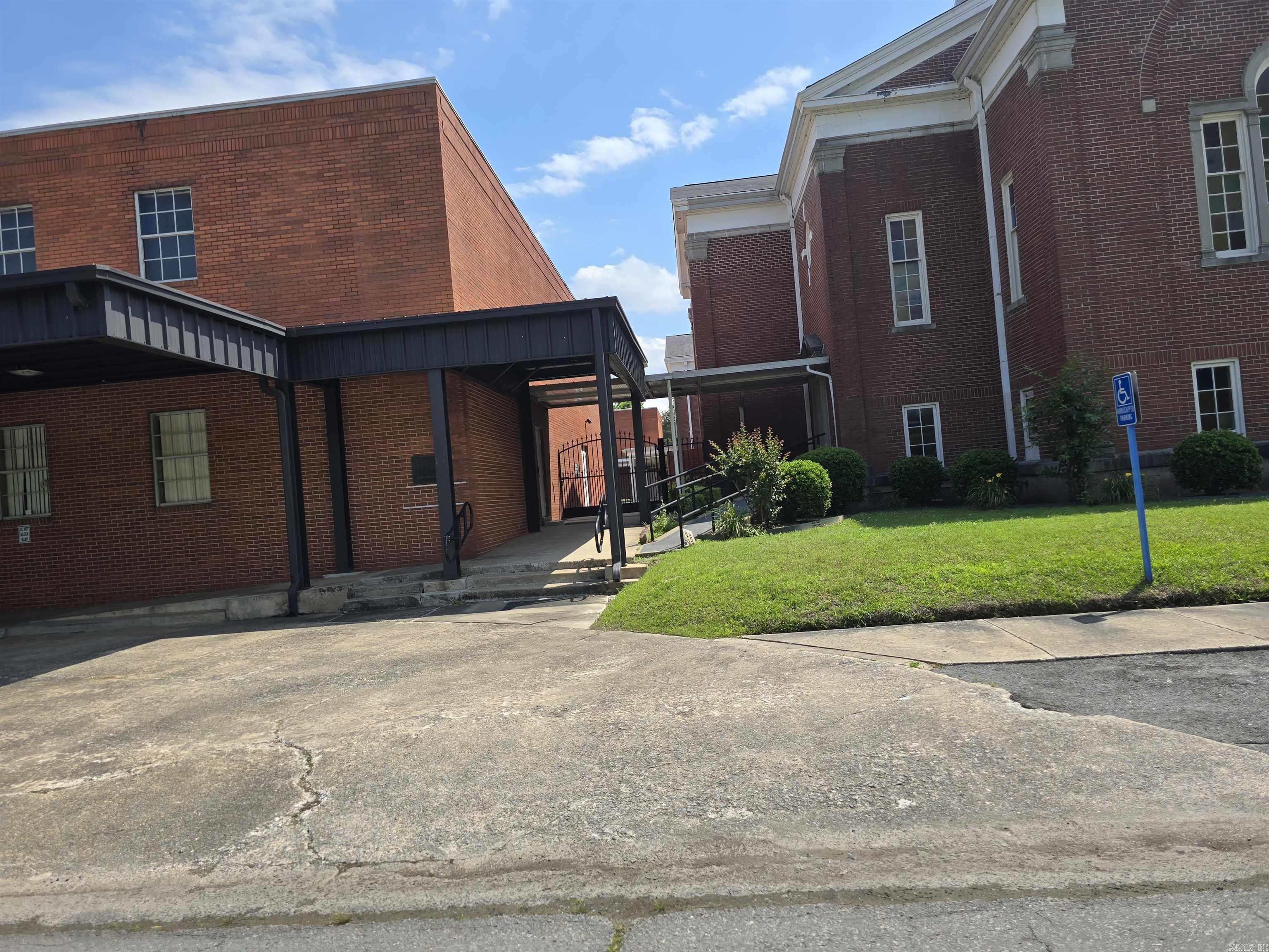 Main image without alt text