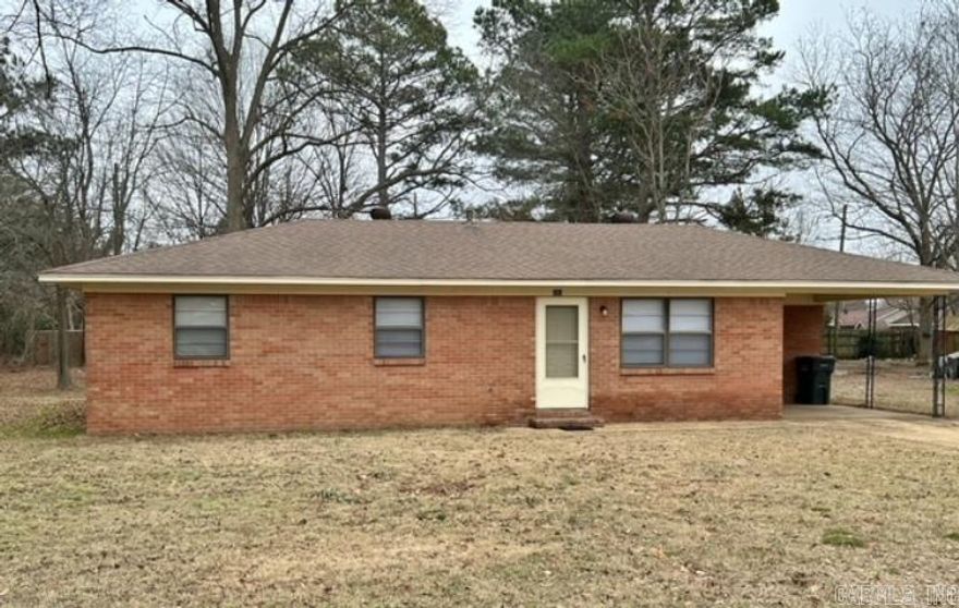 Move in ready home for sale in Lake City AR. this brick home features 3 bedrooms, 1 bath, central heat/air, newly painted interior, ceramic tile flooring on the inside, large laundry room & a 1 car carport. Located in city limits of Lake City yet just 15 miles from Jonesboro, AR. Located close to the St Francis River.