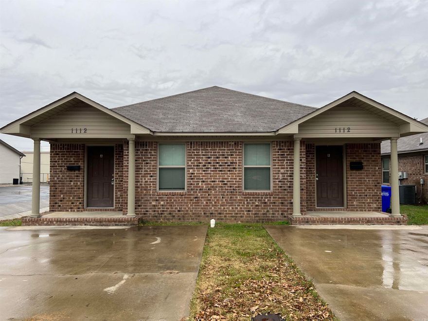 Well maintained duplex located in the Heart of Conway, Arkansas. Both sides are 3 bed 2 bath on each side. Located near restaurants, shopping, and entertainment.