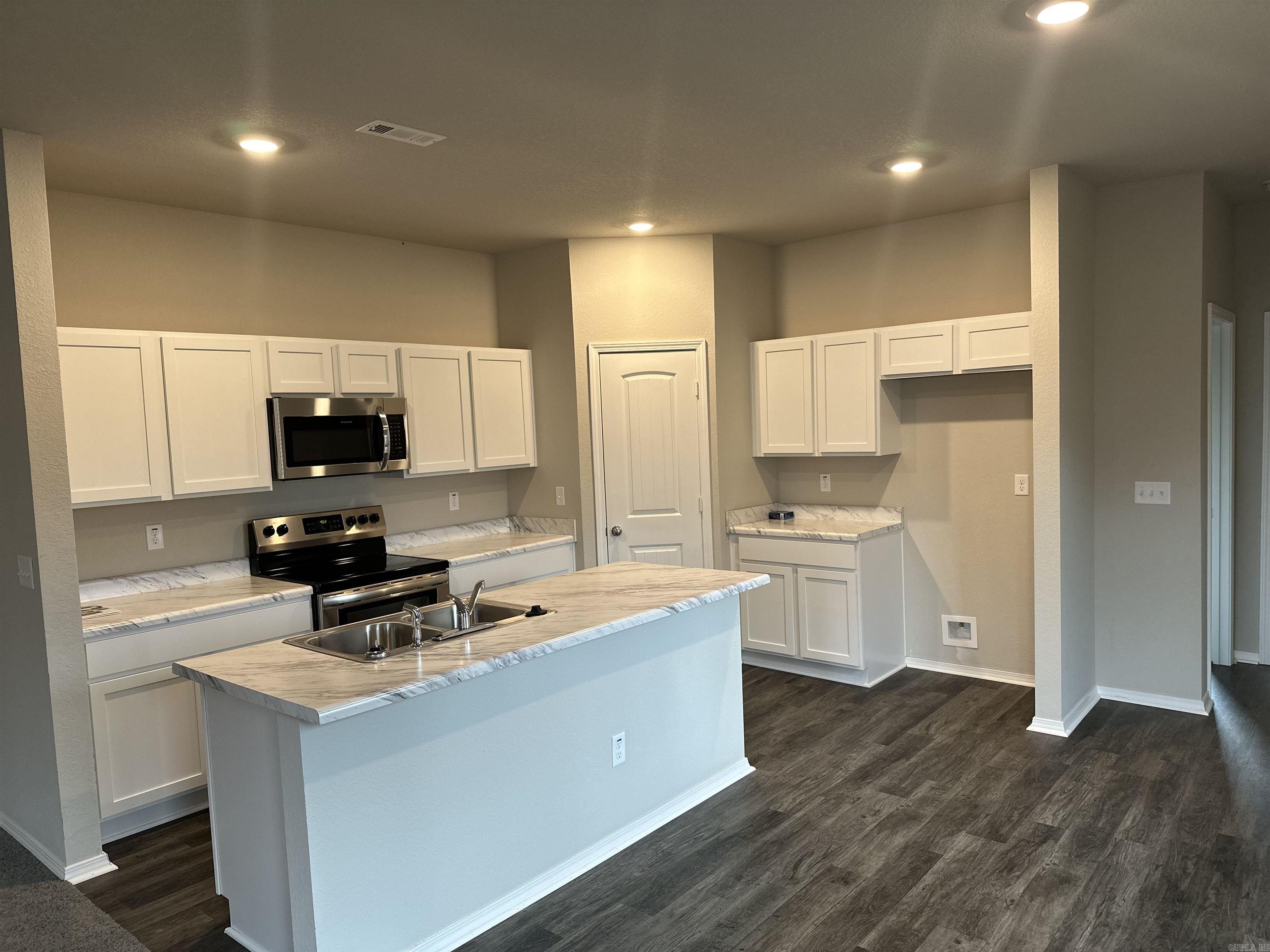 COUNTRY CLUB OF ARK THE - Residential