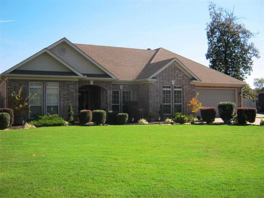 This home is in a culdesac , extra landscaping. Has new updated kitchen. New carpet in the bedrooms. This home has tile in main living areas. New paint, extra crown molding . Split plan, master has Jacuzzi and separate shower. Backyard has covered patio and is fenced.