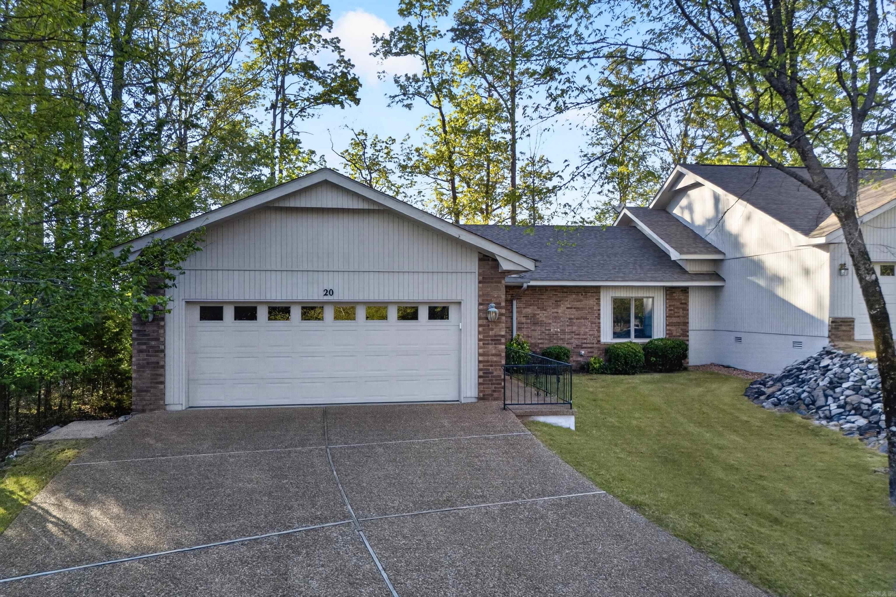 ARISTA COURTS - Residential