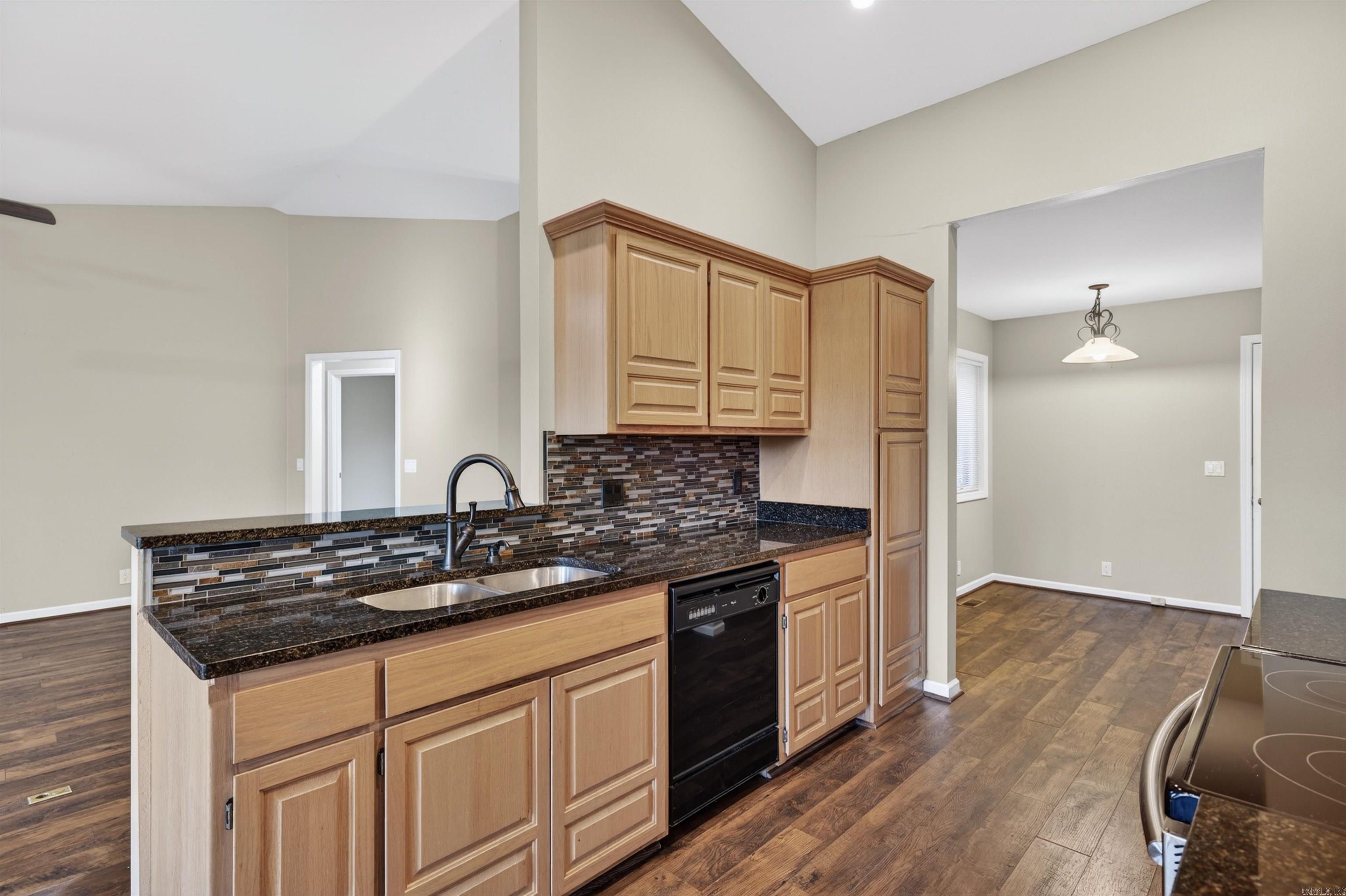 ARISTA COURTS - Residential