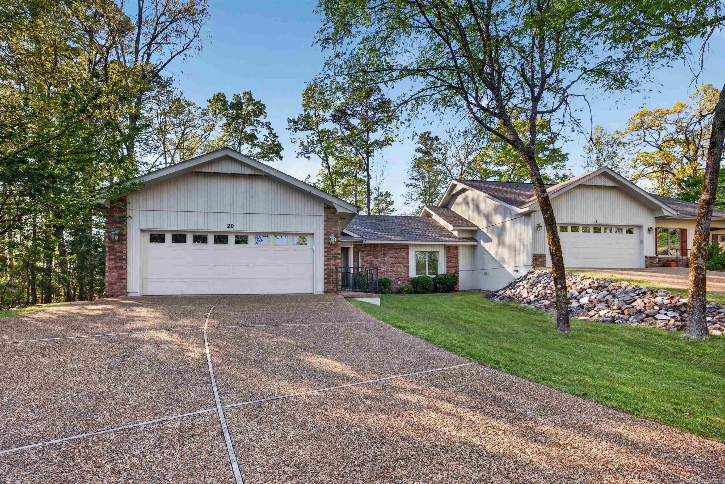 ARISTA COURTS - Residential