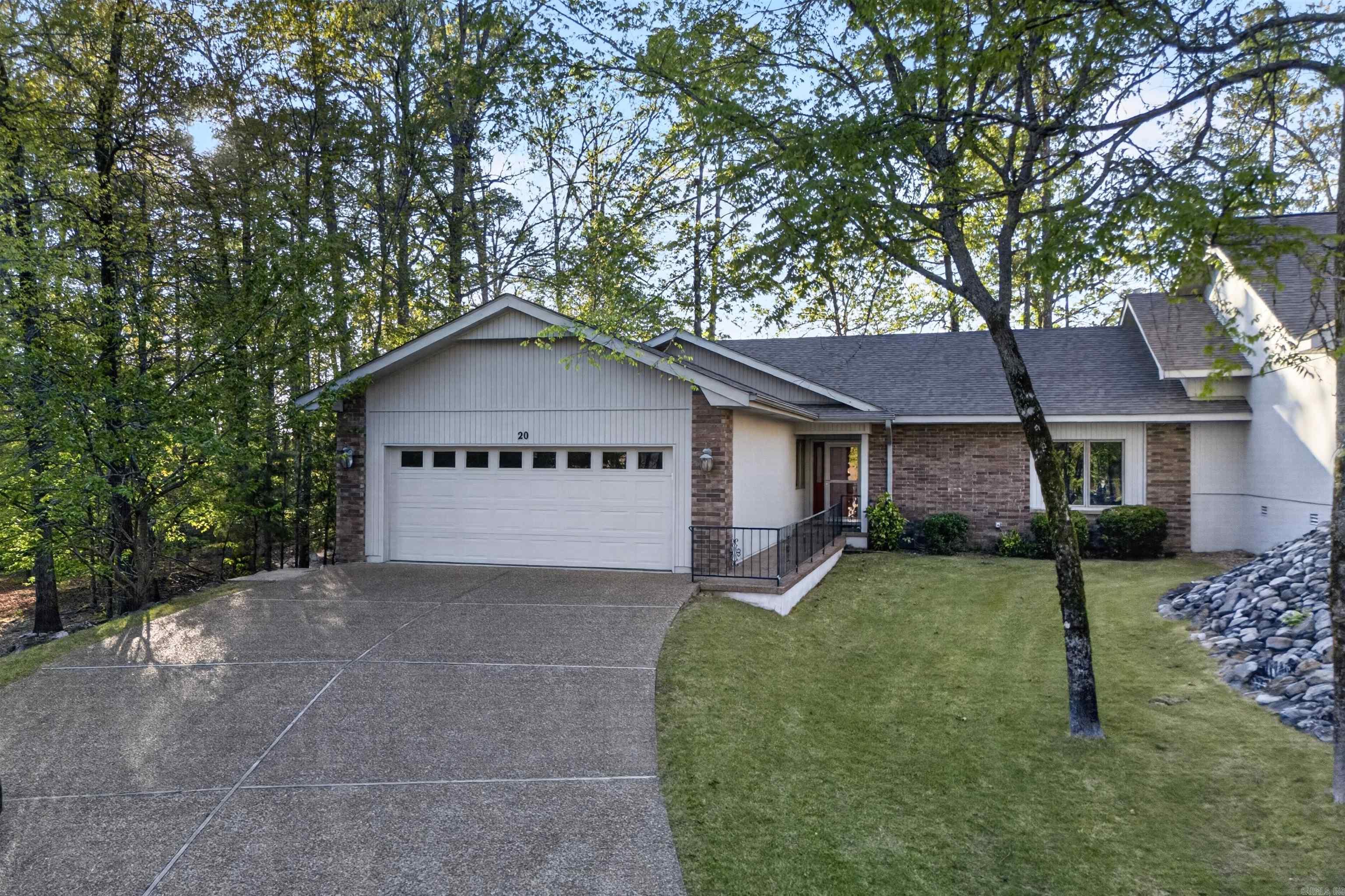 ARISTA COURTS - Residential