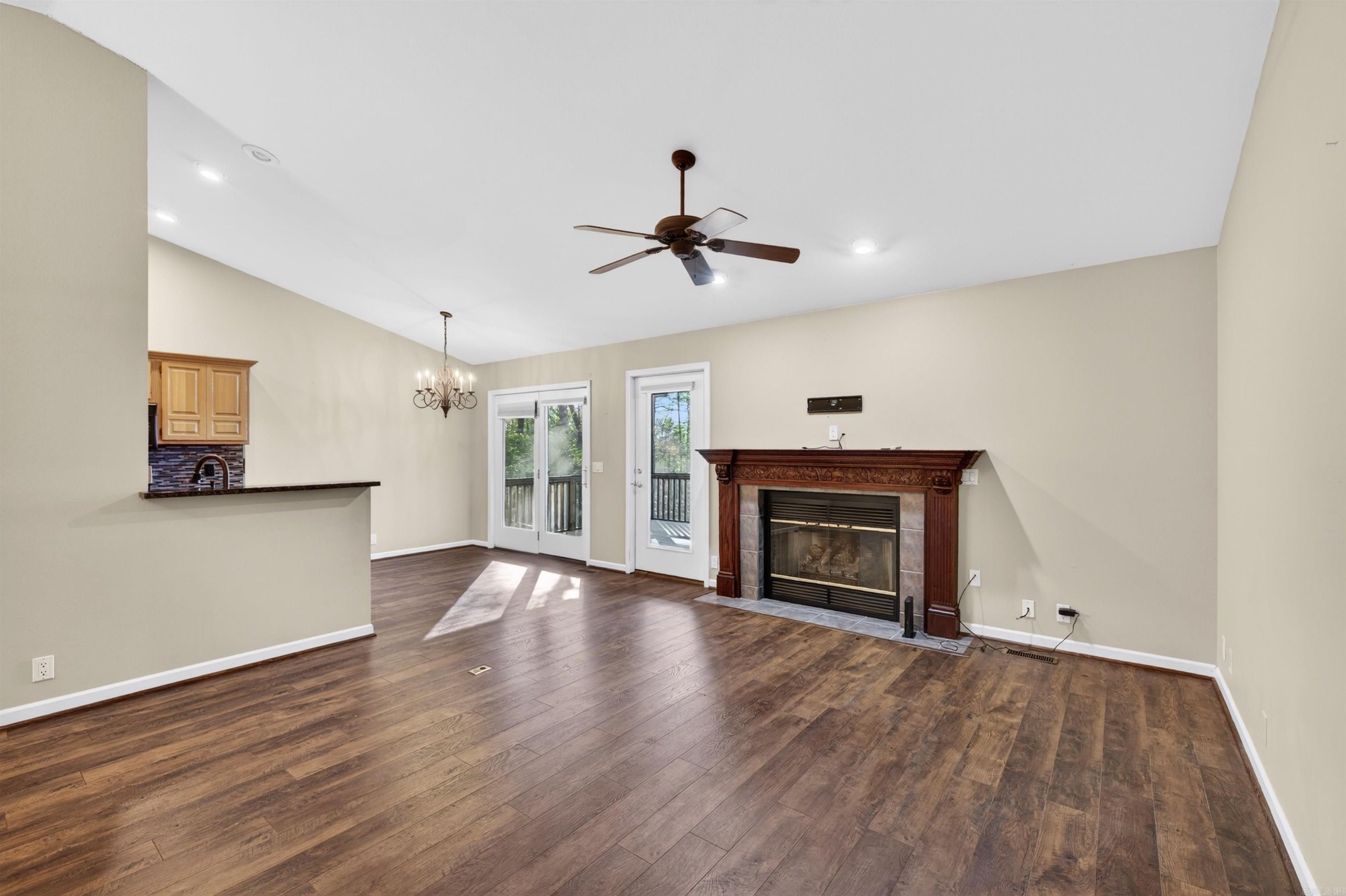 ARISTA COURTS - Residential