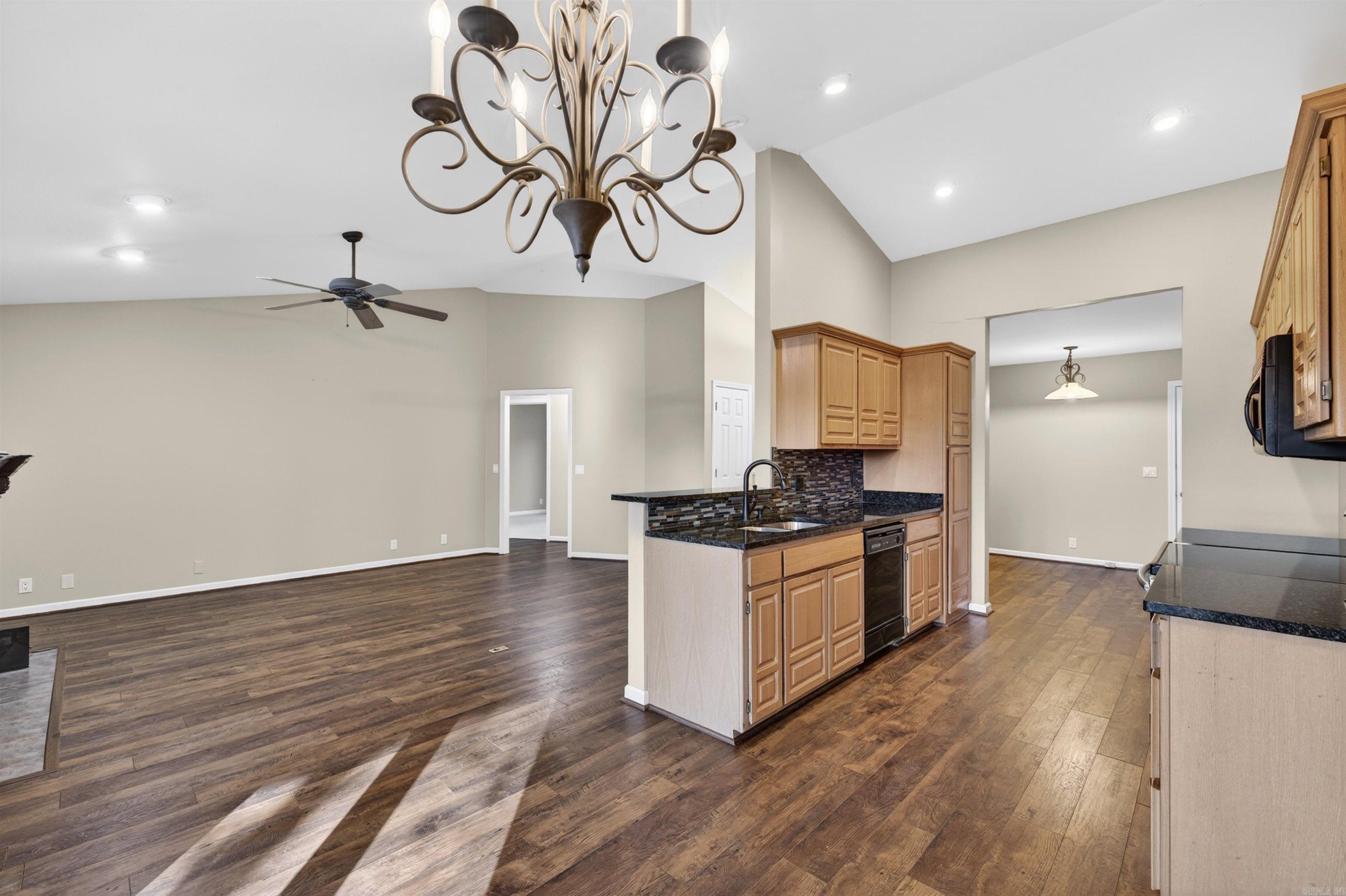 ARISTA COURTS - Residential