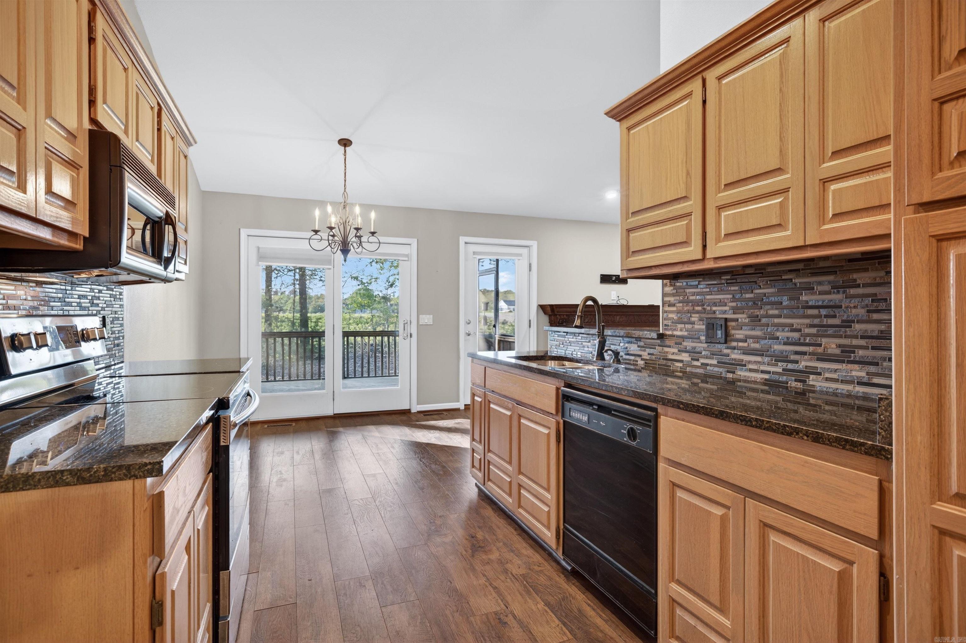 ARISTA COURTS - Residential