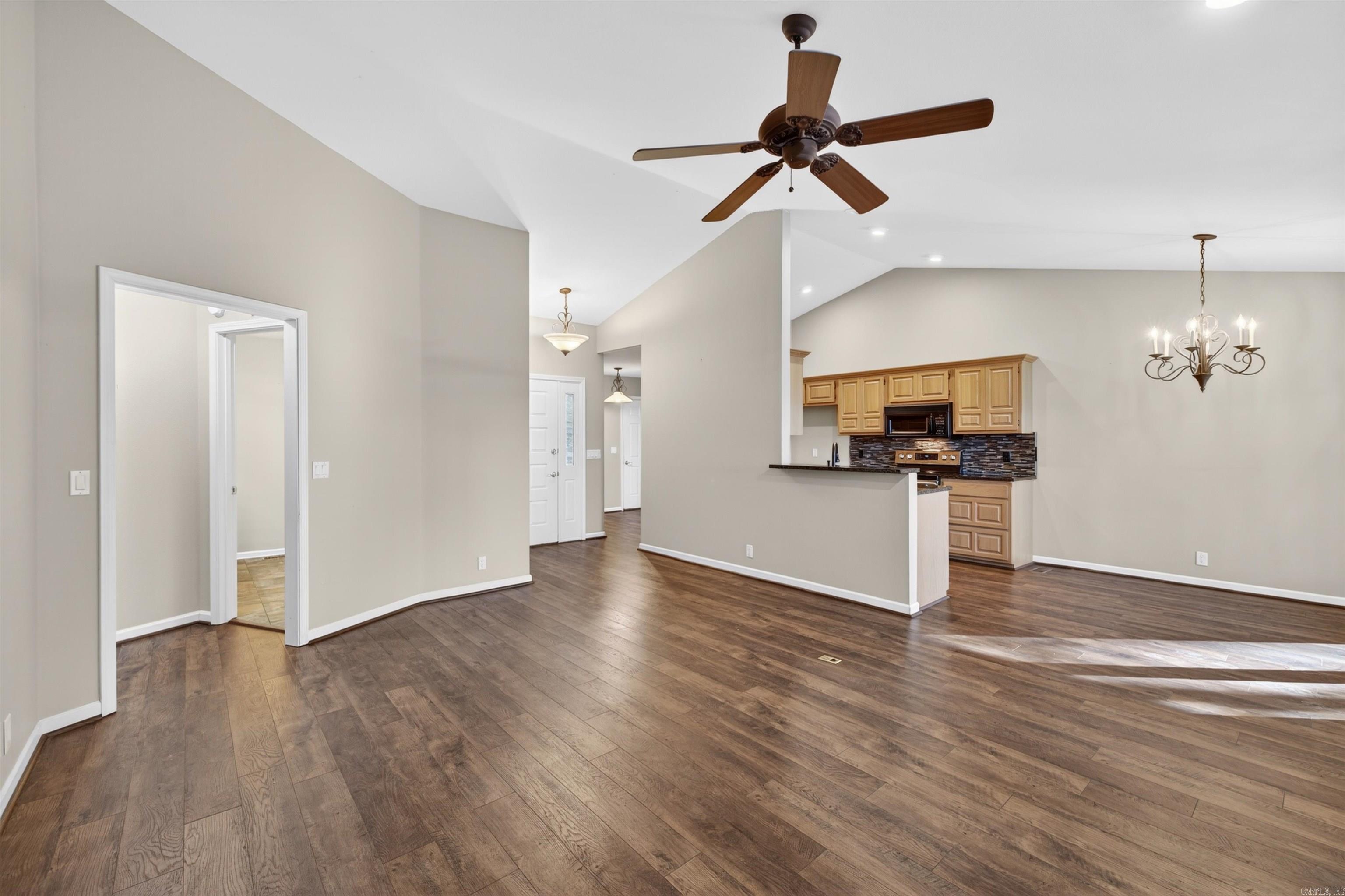 ARISTA COURTS - Residential