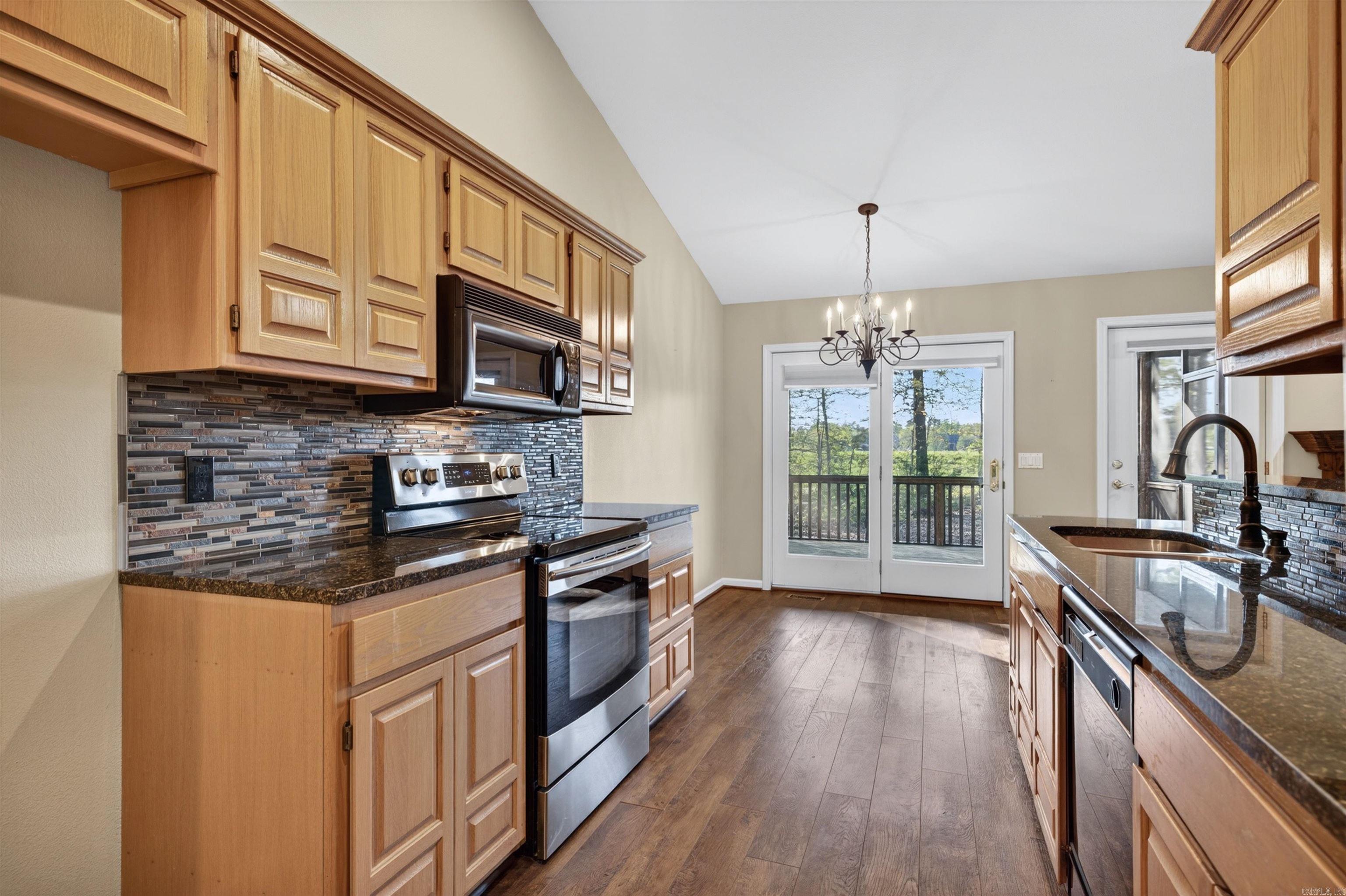 ARISTA COURTS - Residential