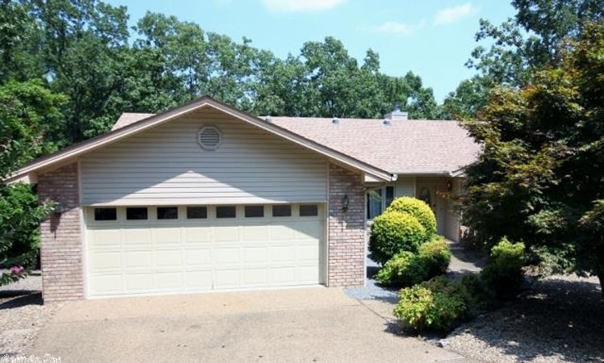 Seasonal View Home with a Great Floor Plan!  This well kept home sits in a quiet cul-de-sac & offers an open spacious plan with split BRs, an Ark Room to enjoy the view, separate DR & a Breakfast area.  Master Bath has 2 vanities, jetted tub & walk-in shower.  There is a slab in crawl space for workshop area or storage (about 11x13); Garage has a workbench & laundry sink. Sun Tubes are situated thru-out house for a "Light & Bright" feel. Updates: new Roof in '12, new H/A in '10, new WH in '10.