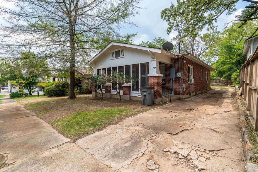 Darling Bungalow 1/2 Block off Ouachita and The Best Cafe!  Featuring Original Hardwood Flooring, 10' Ceilings throughout and Tons of Charm and Character! Roof 2021, HVAC 2022, Hot Water Heater 2023. C2 Zoning allows Short Term Rental Use or another Commercial Purpose as You See Fit.  This Would Also Make a Great Full Time Residence Located just 3 Minutes from Hot Springs National Park  Here is your Chance to Own in Historic Quapaw/Prospect Historic Neighborhood! Call  for a Tour Today!