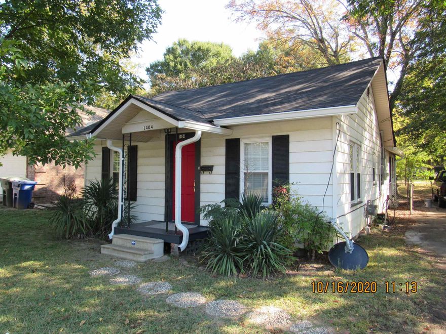 Totally updated 3-bedroom home in Old Town Conway, all newer flooring throughout (carpet & LVT), updated kitchen with new cabinets & tops and kitchen appliances, recently painted interior throughout, 2-inch blinds throughout, tile surround shower, gas & electric, large laundry room with hook-ups, chain link fenced yard. No Pets Allowed! ****IF YOU SEE THIS LISTING ON CRAIGSLIST OR FACEBOOK MARKETPLACE, IT IS A SCAM. WE DO NOT ADVERTISE ON THOSE WEBSITES.****