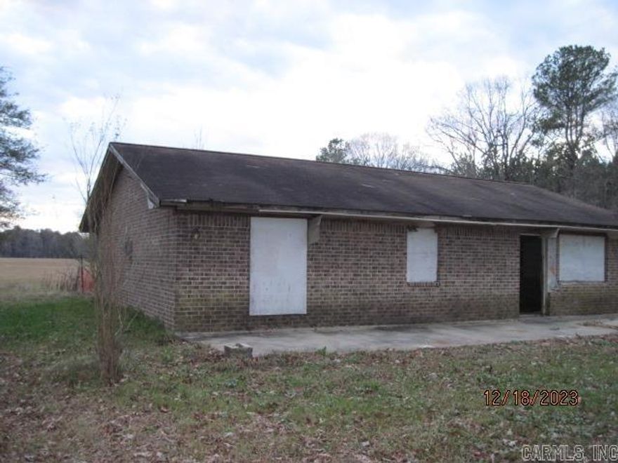 HOME LOCATED AT THE END OF A GRAVEL ROAD IN LITTLE RIVER COUNTY. SURVEY SHOWS THE PROPERTY LINE GOES THRU THE MIDDLE OF THE HOME. PURCHASE OF THIS HOME WILL BE BY CASH AT THE CLOSING OR WITH TERMS ACCEPTABLE TO THE SELLER. THIS IS A HOMEPATH PROPERTY.