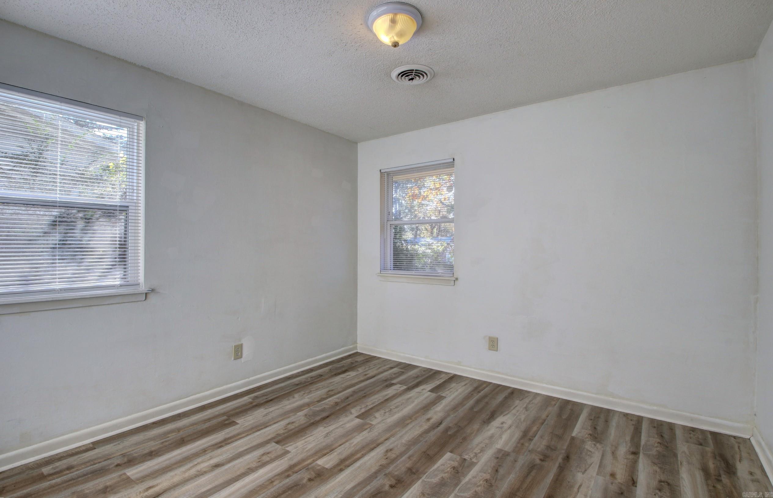 TWIN LAKES - Residential