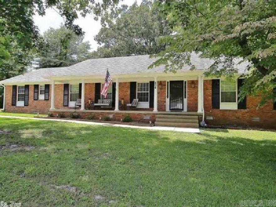 Single story family home on large level lot in Midtown.  Formal living and dining room, den with fireplace, eat in kitchen, hardwood floors. 2 Car carport.