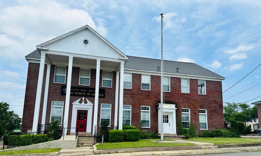 Prime Commercial Property for Sale: 118 Peach Street Discover Your Next Investment Opportunity at 118 Peach Street Welcome to 118 Peach Street, an exceptional commercial property offering unparalleled potential in a prime location. Situated close to downtown, this expansive 6,200 square foot building sits on a generous 0.58-acre lot, making it an ideal choice for a wide range of business ventures. With ample parking and a strategic position near the heart of the city, this property is poised to meet the needs of businesses seeking visibility, accessibility, and space to grow.