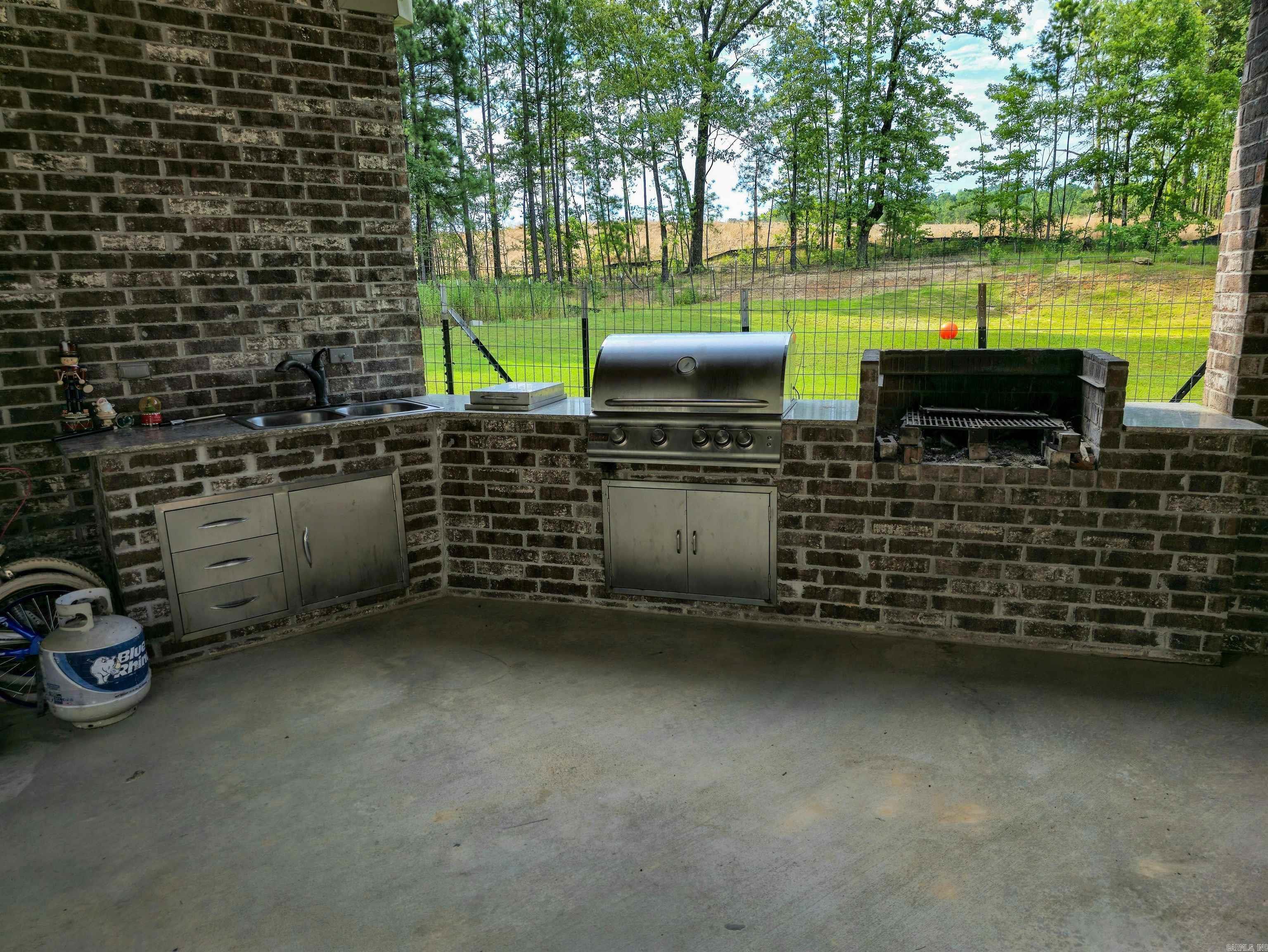 WHISPERING HILLS - Residential