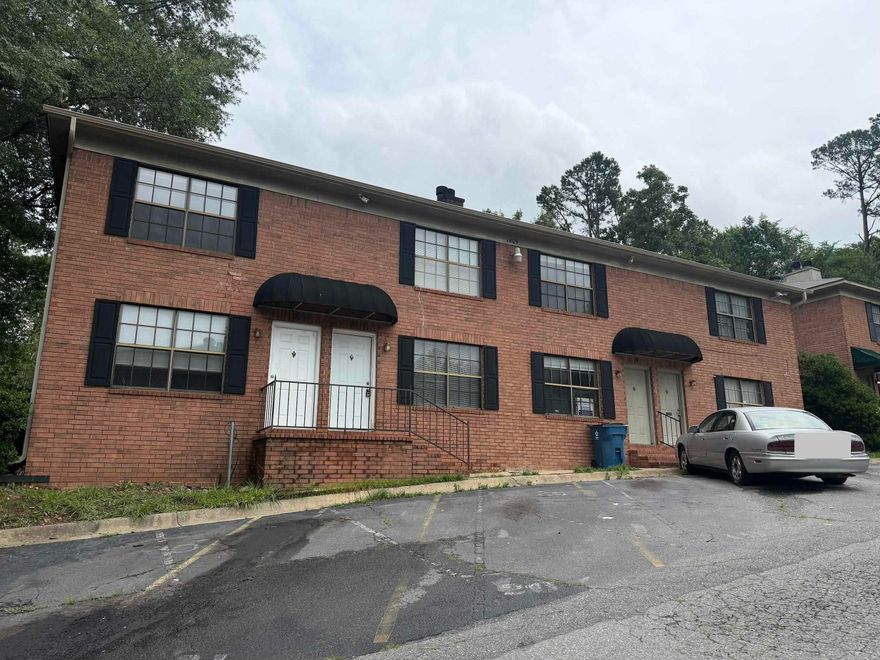 Spacious and well-maintained 4-plex offering comfortable 2-bedroom, 1.5-bath units in the heart of Little Rock! Each unit features an open kitchen layout, roomy living area, and two bedrooms located upstairs for added privacy. Conveniently located just minutes from Downtown Little Rock, West Little Rock, Two Rivers Park, shopping, dining, and entertainment, making it a great place to call home.