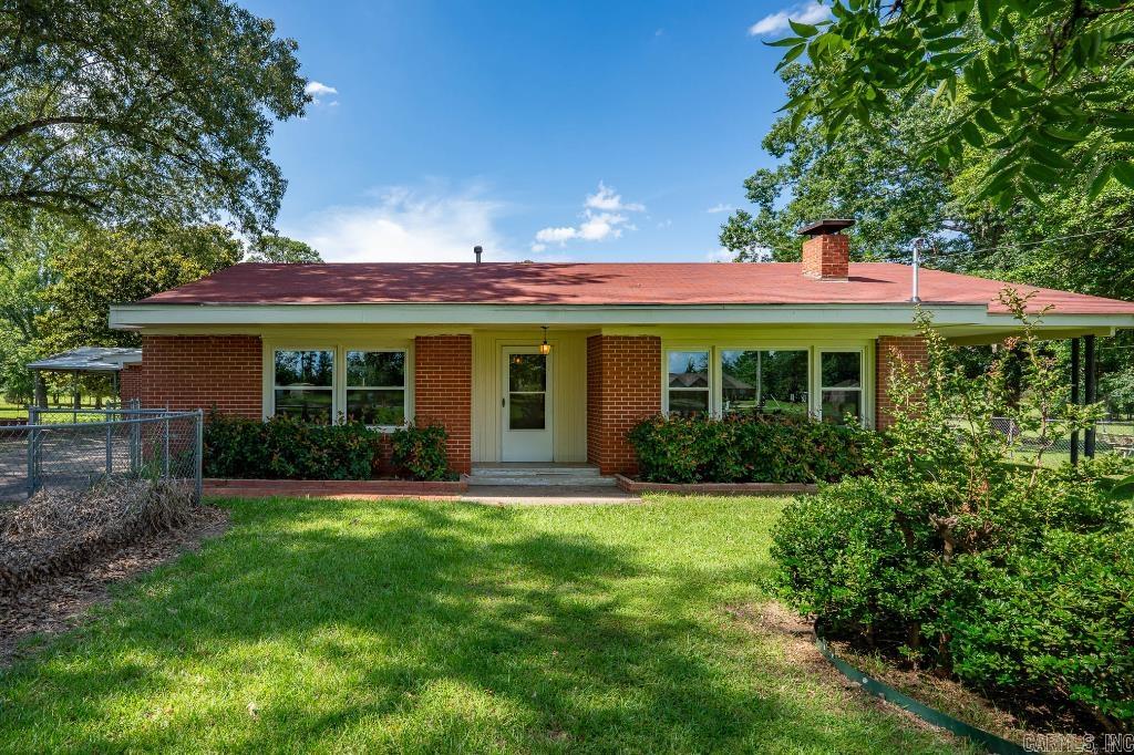 FANTASTIC 2 BED 1 BATH HOME. THIS HOME FEATURES FRESH NEW PAINT, NEW LVT, NEW APPLIANCES AND MUCH MORE. SUPER CLEAN AND MOVE IN READY