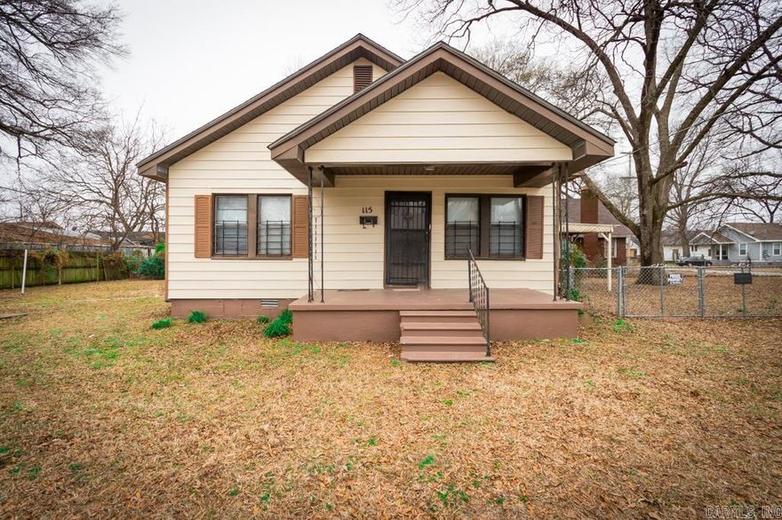 Great possible investment potential! Cute 2Bd/1Ba in North Little Rock that is waiting for you to call home! Large yard that is mostly fenced. Covered front porch that is perfect for enjoying beautiful Arkansas days. Vacant. Agent see remarks! no SPD,. Can be sold with 2121 s Park and 2818 S Spring.